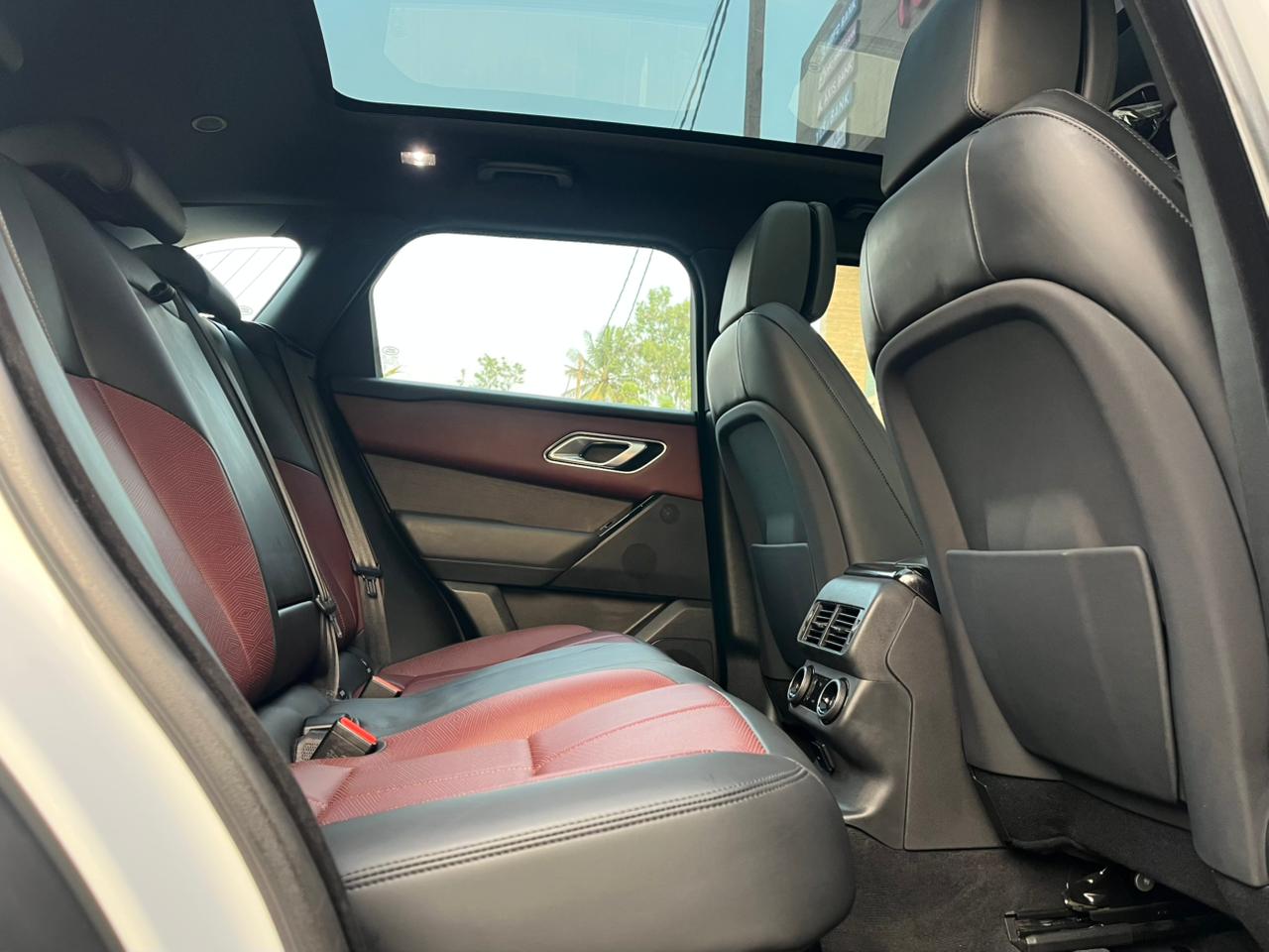 Land Rover Range Rover Velar photo 7