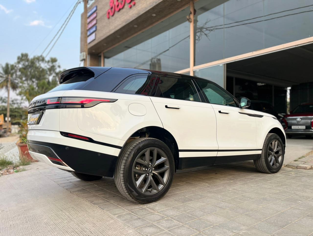 Land Rover Range Rover Velar photo 8