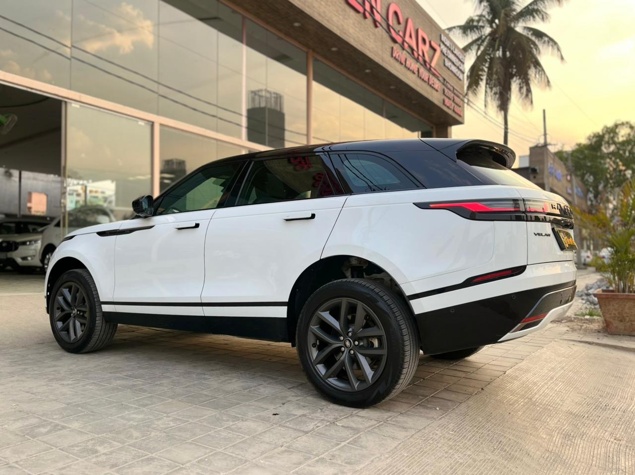 Land Rover Range Rover Velar photo 9