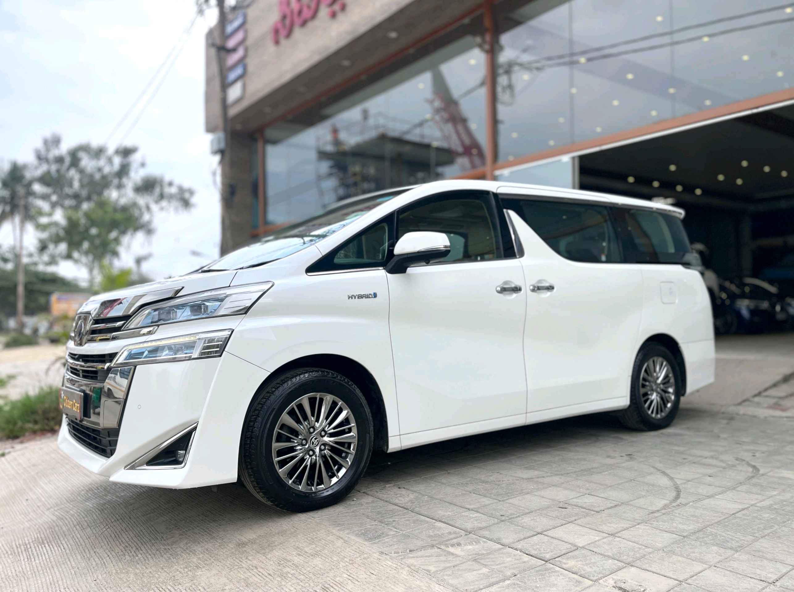 Toyota Vellfire photo 3
