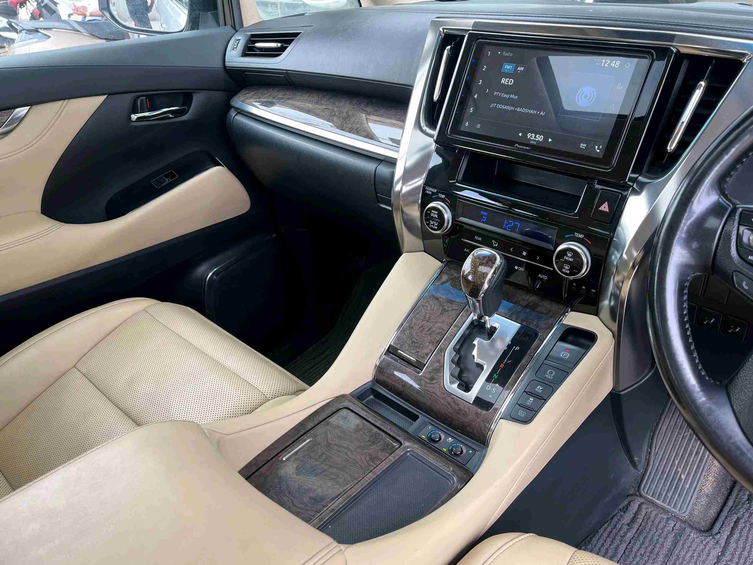 Toyota Vellfire photo 5