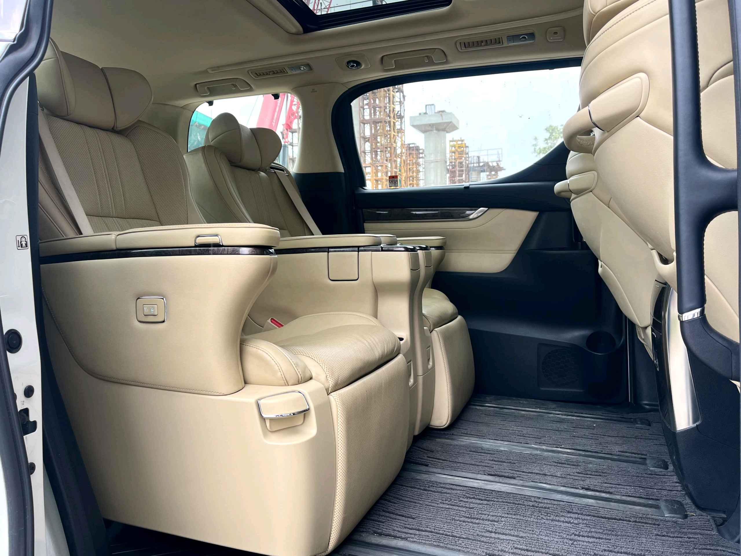 Toyota Vellfire photo 8