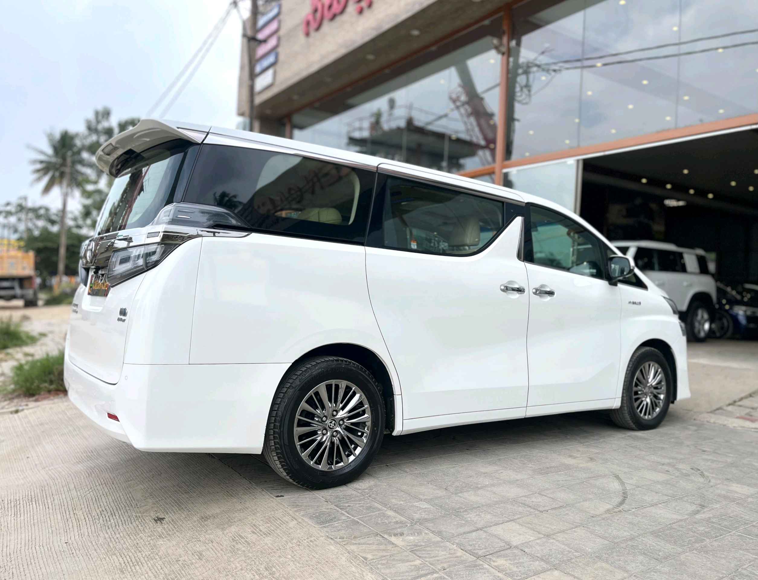 Toyota Vellfire photo 9