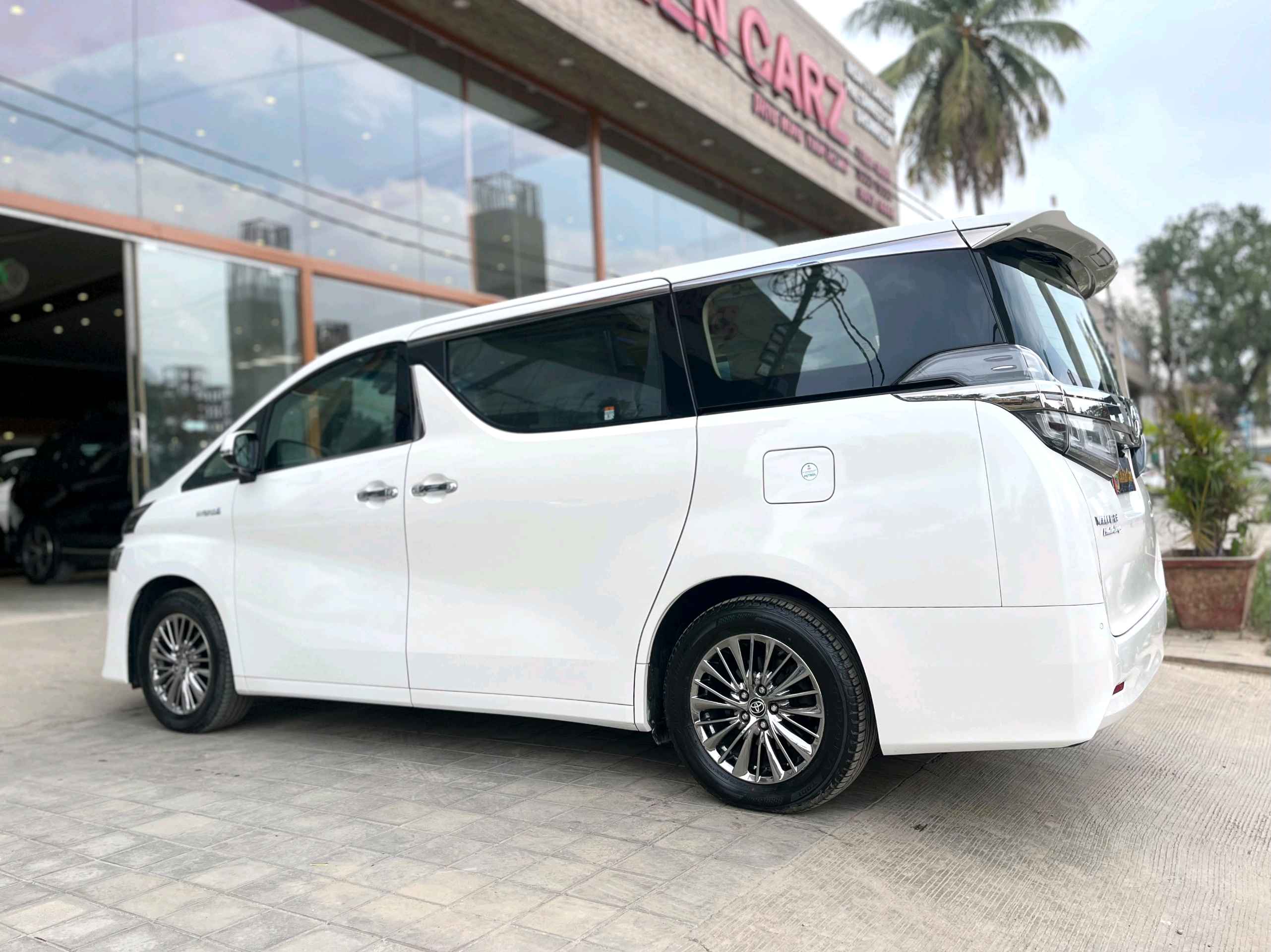 Toyota Vellfire photo 12