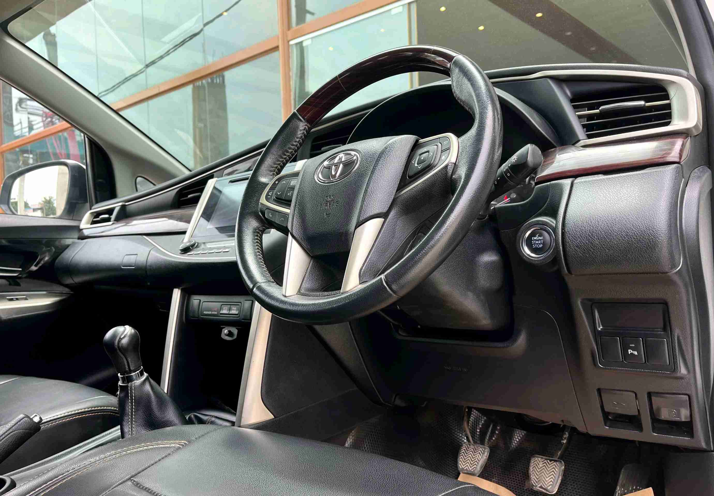 Toyota Innova Crysta photo 2