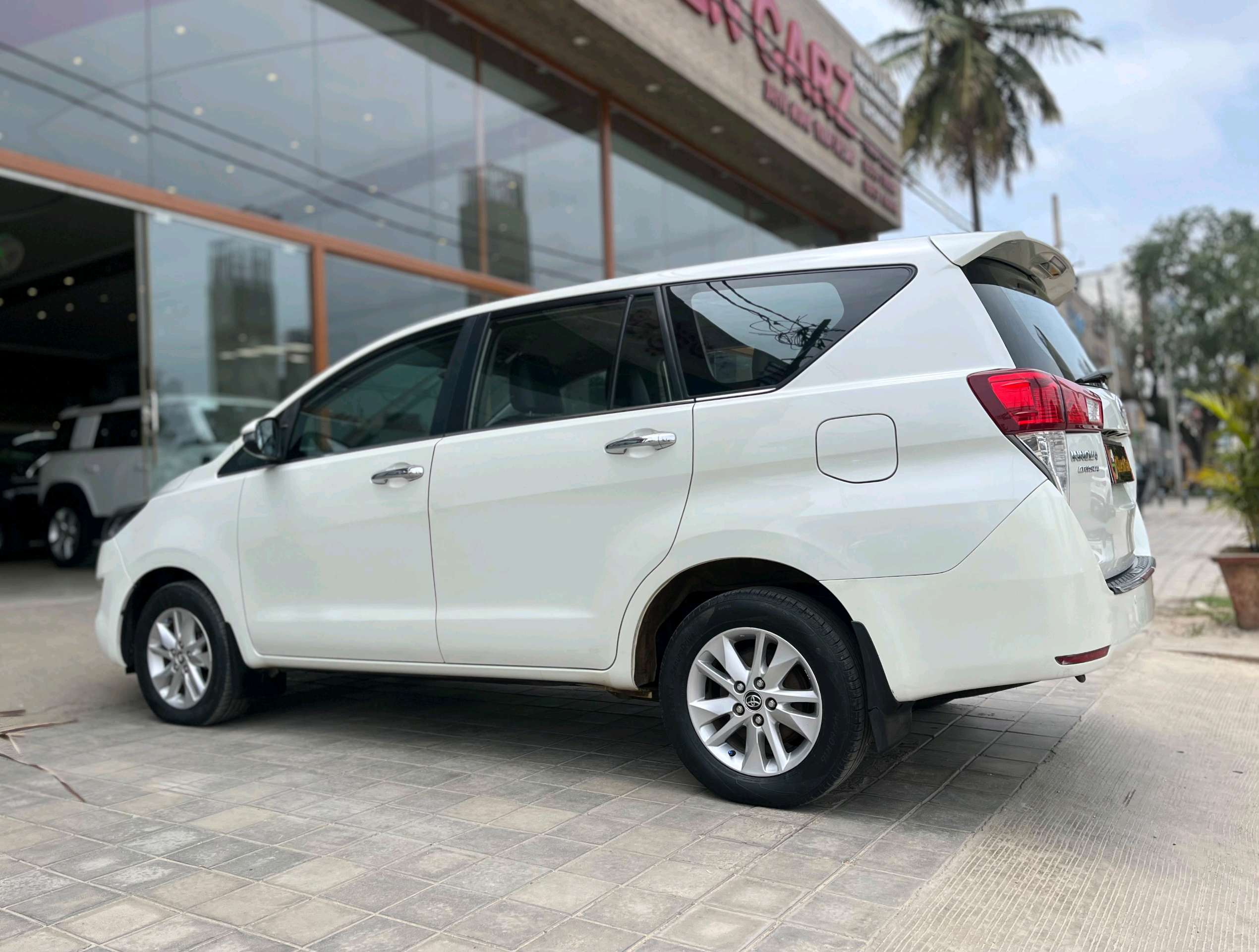 Toyota Innova Crysta photo 3