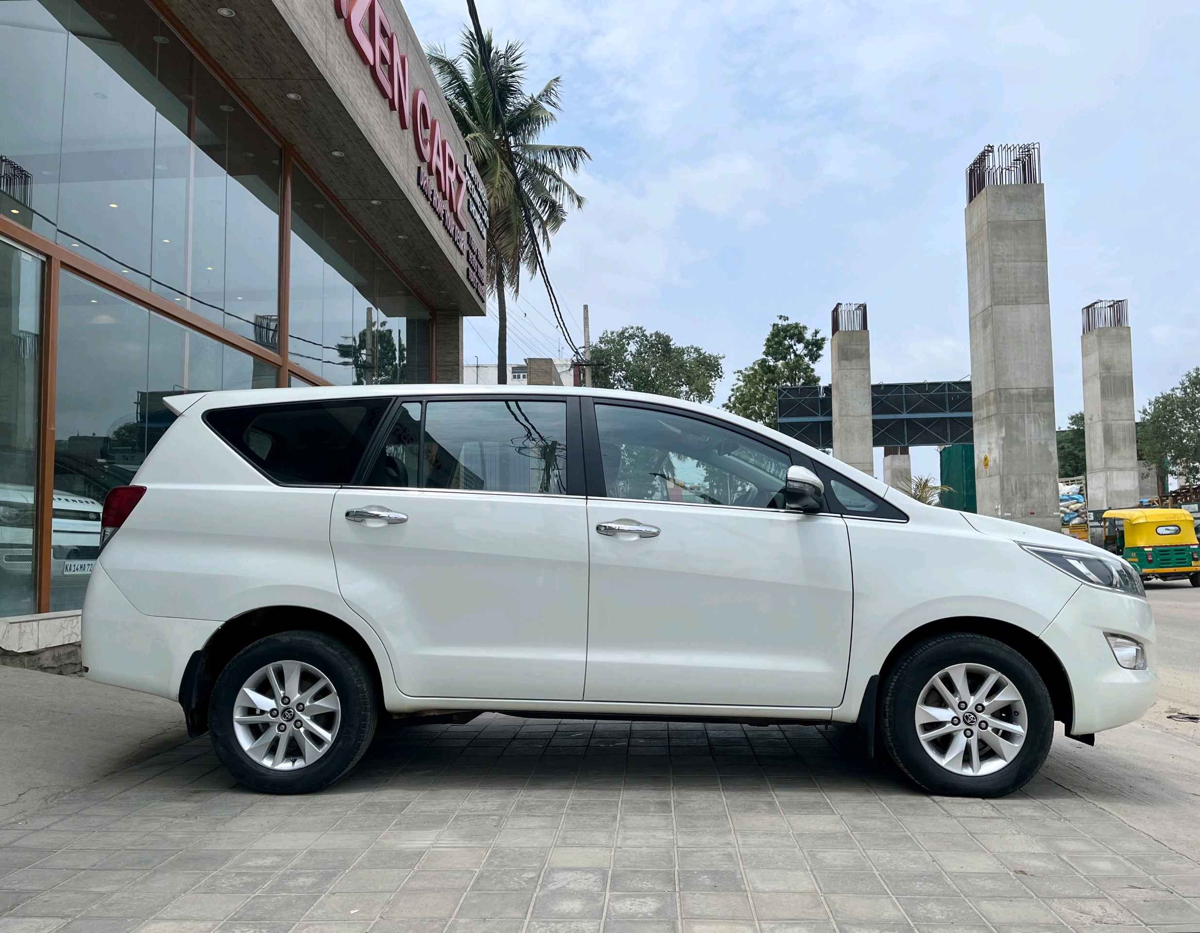 Toyota Innova Crysta photo 4