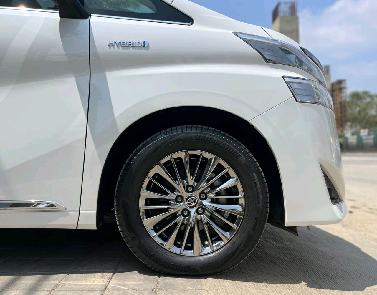 Toyota Vellfire photo 2
