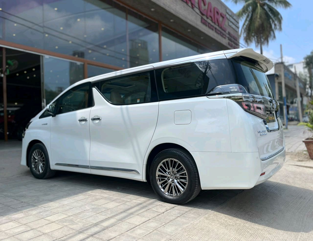 Toyota Vellfire photo 3