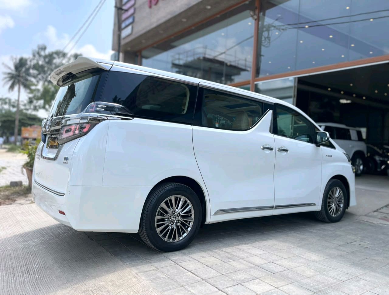 Toyota Vellfire photo 4