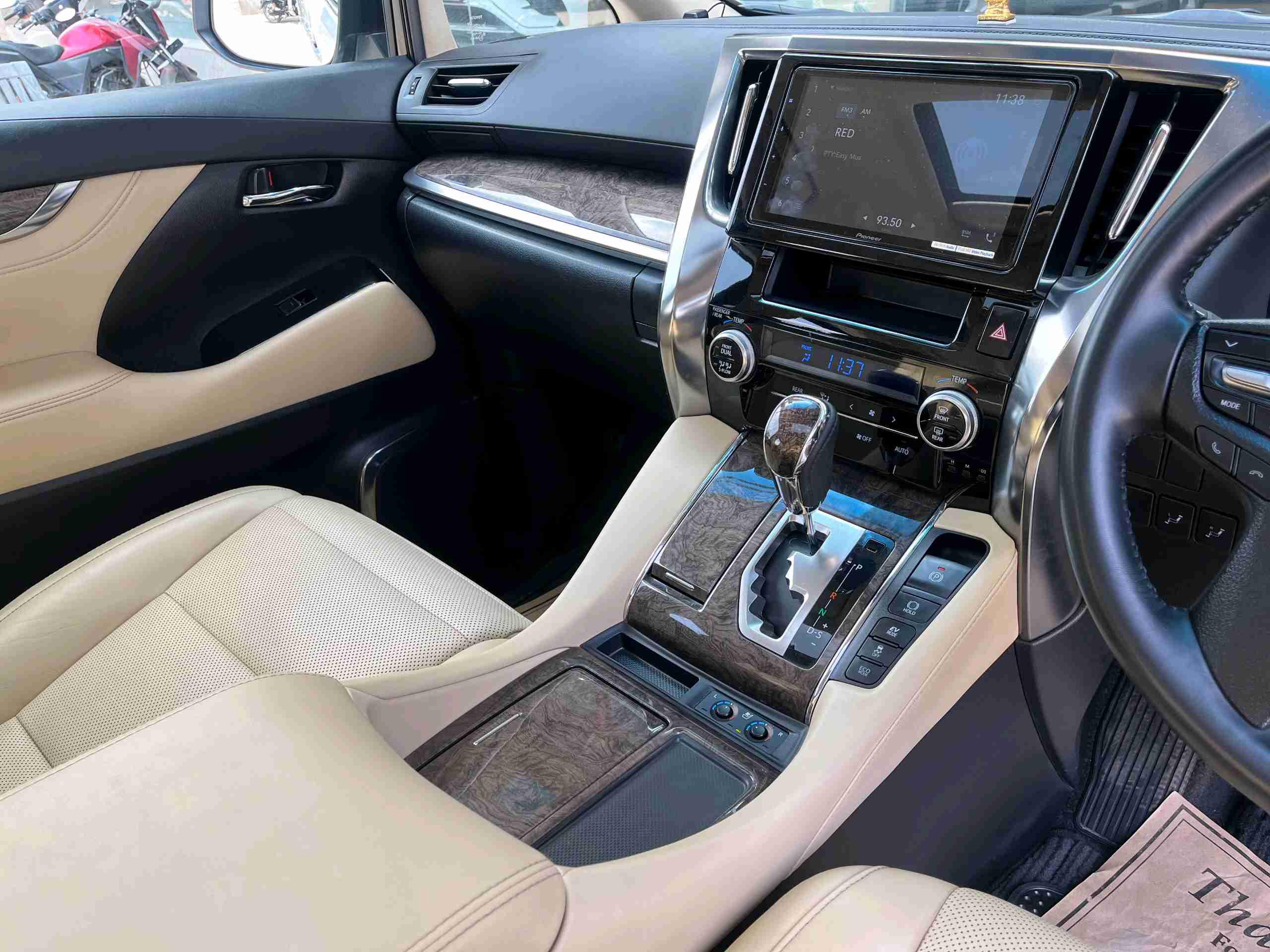 Toyota Vellfire photo 10