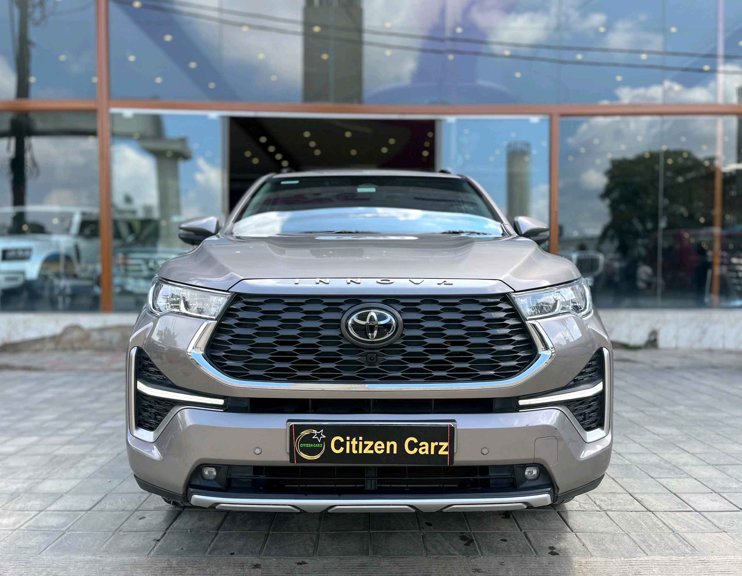 Toyota Innova Hycross