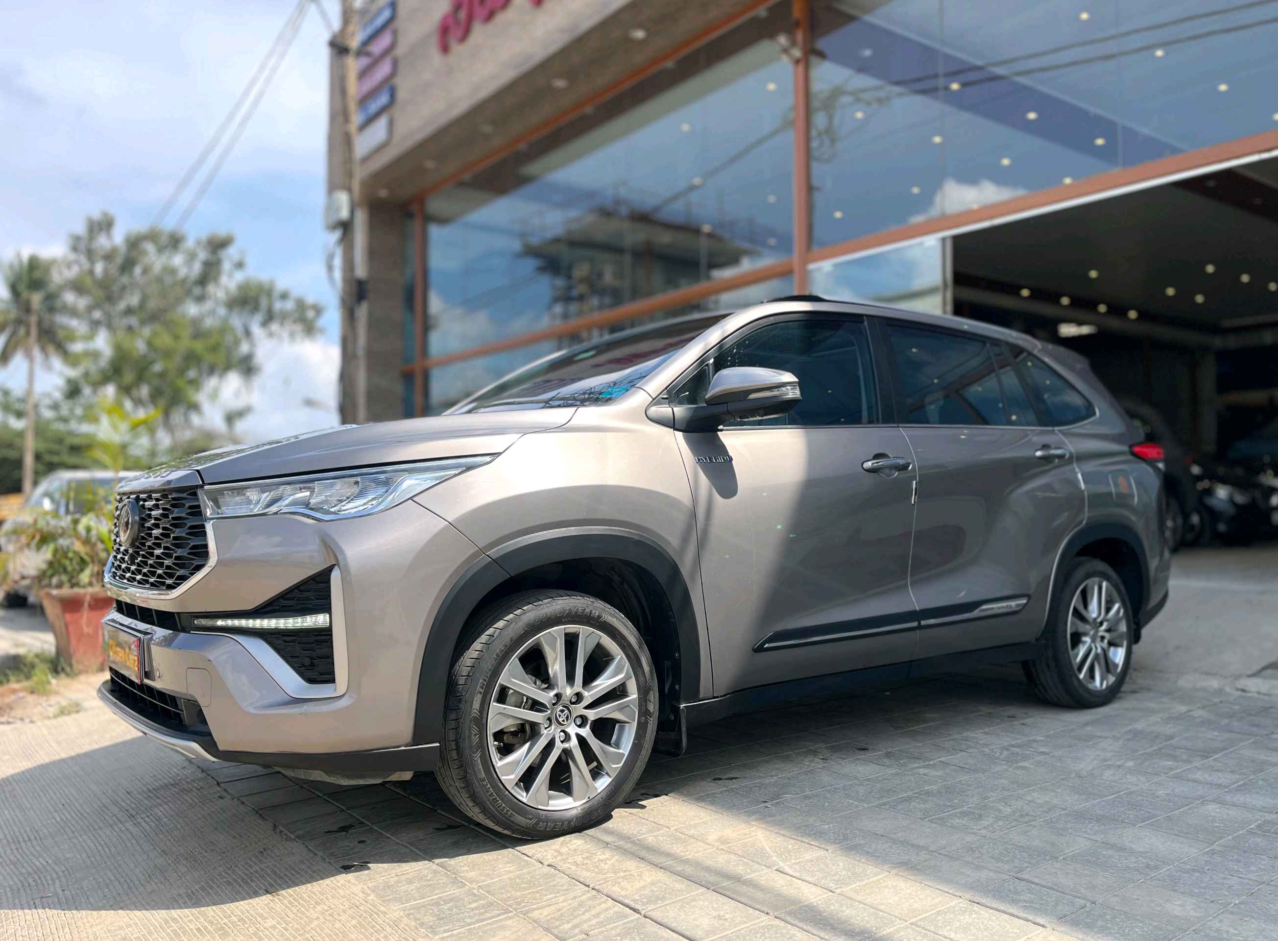 Toyota Innova Hycross photo 2