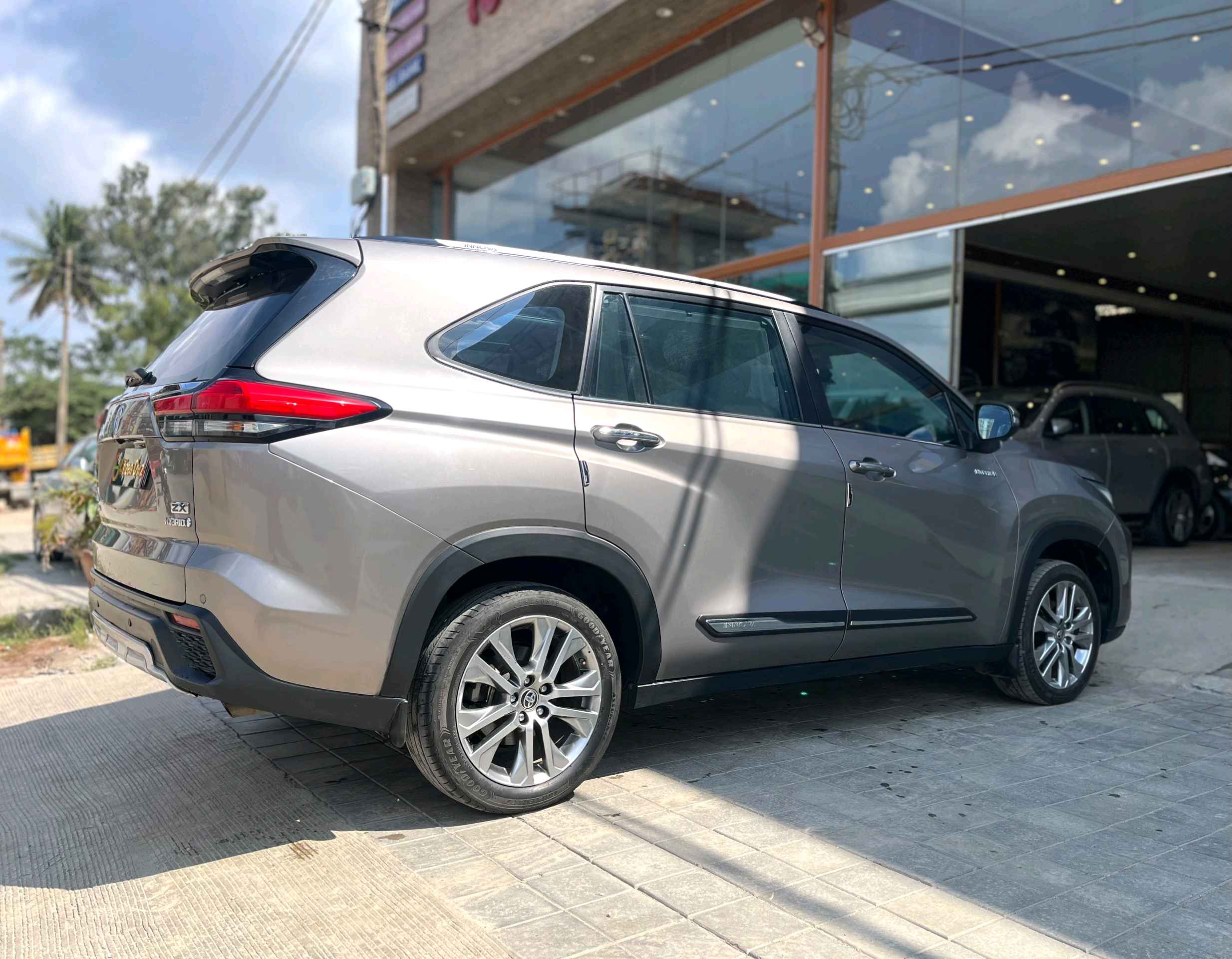 Toyota Innova Hycross photo 9