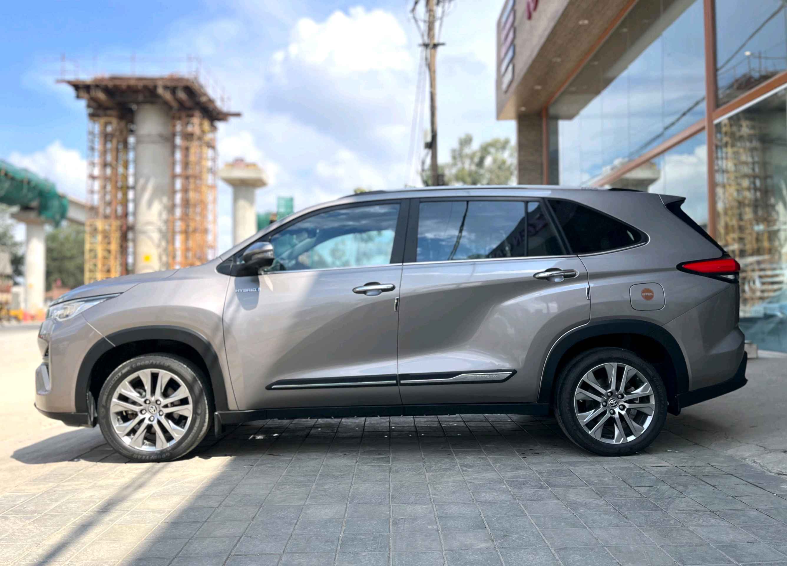 Toyota Innova Hycross photo 11
