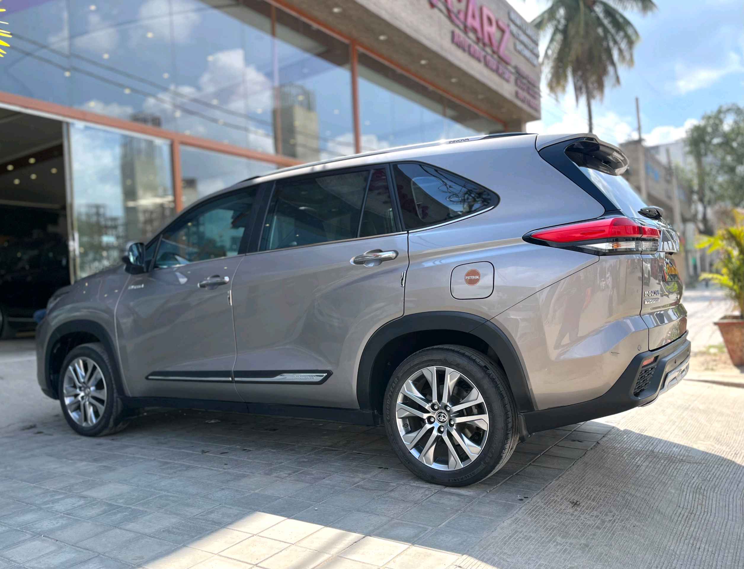 Toyota Innova Hycross photo 13