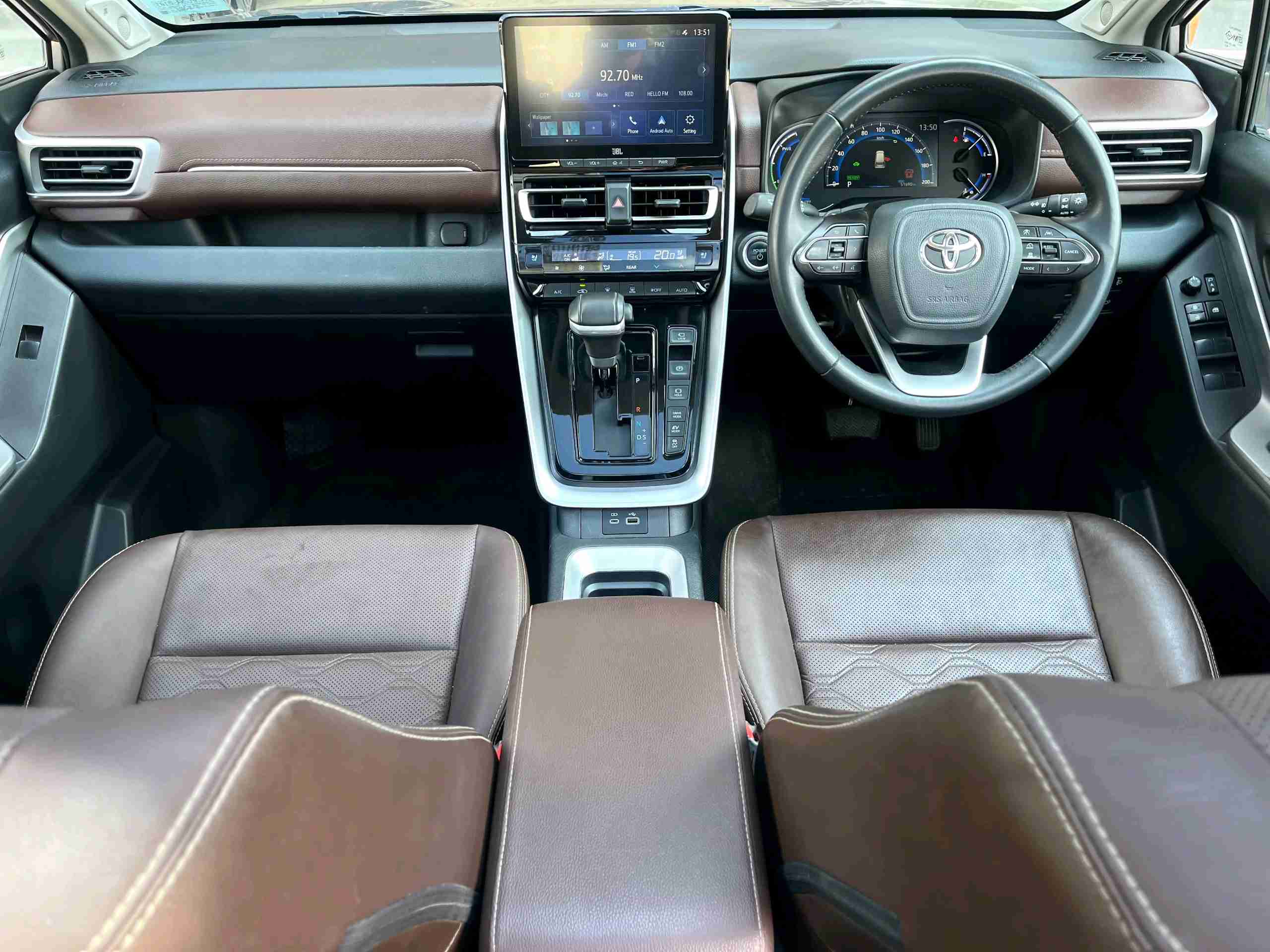 Toyota Innova Hycross photo 15