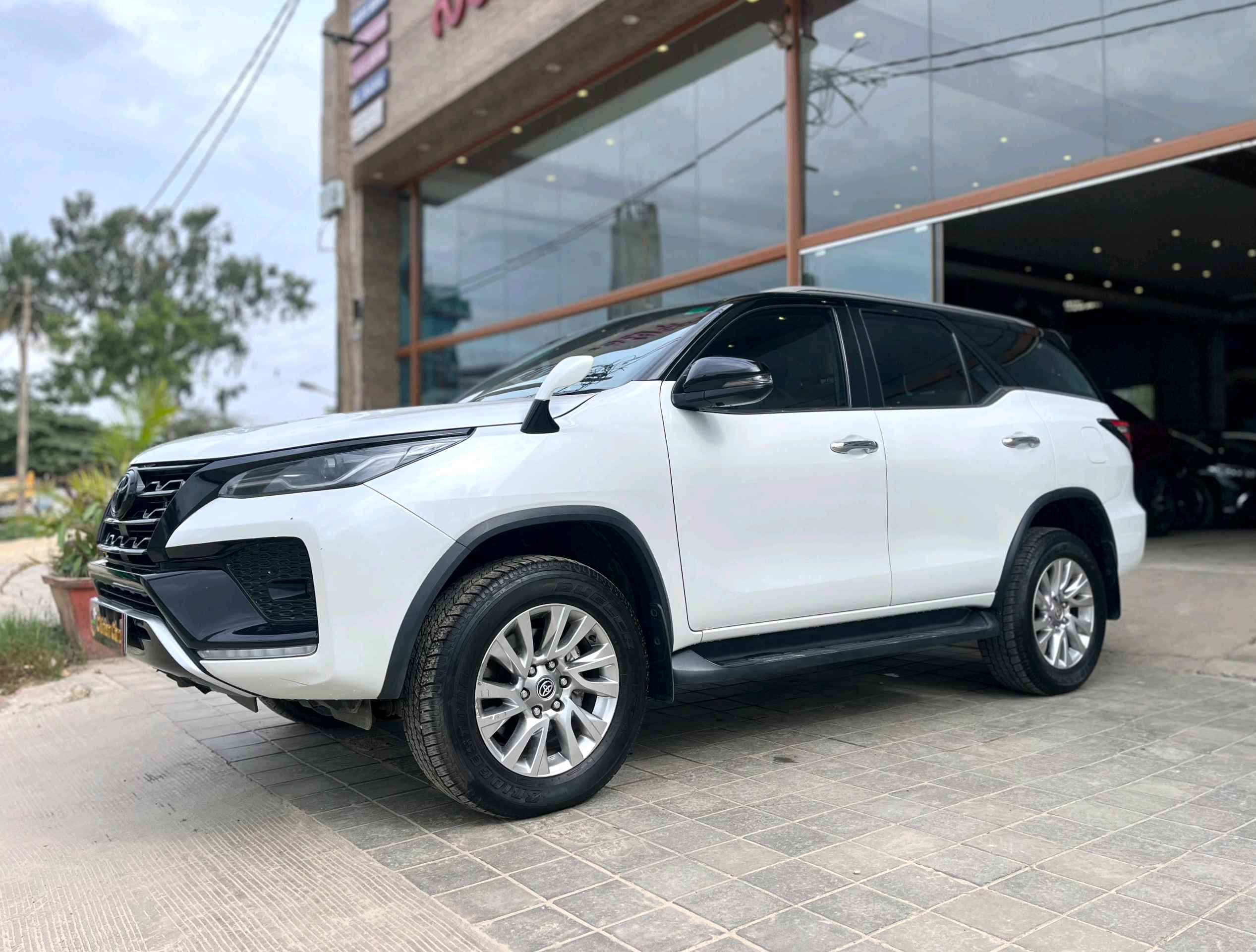 Toyota Fortuner photo 2