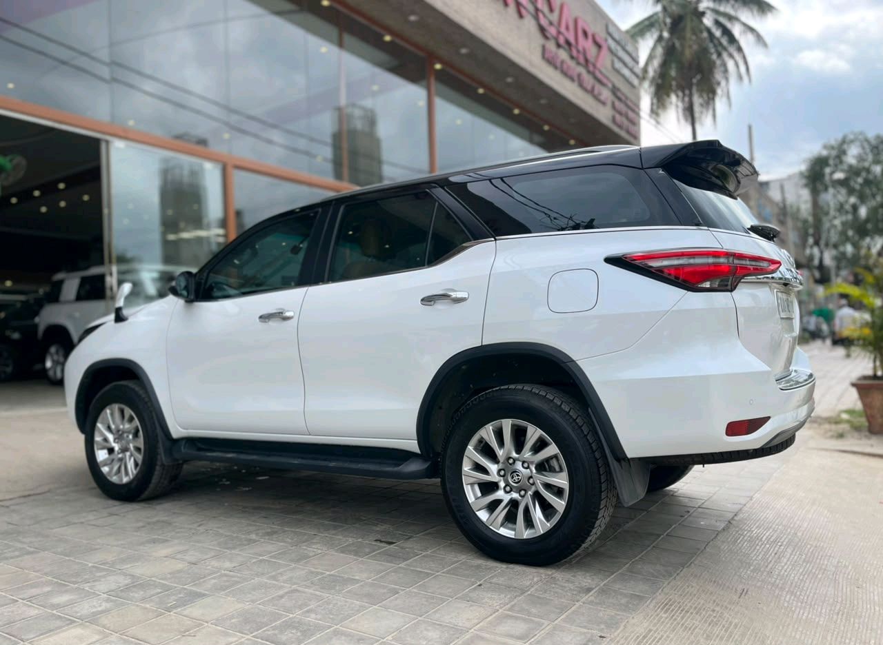 Toyota Fortuner photo 3