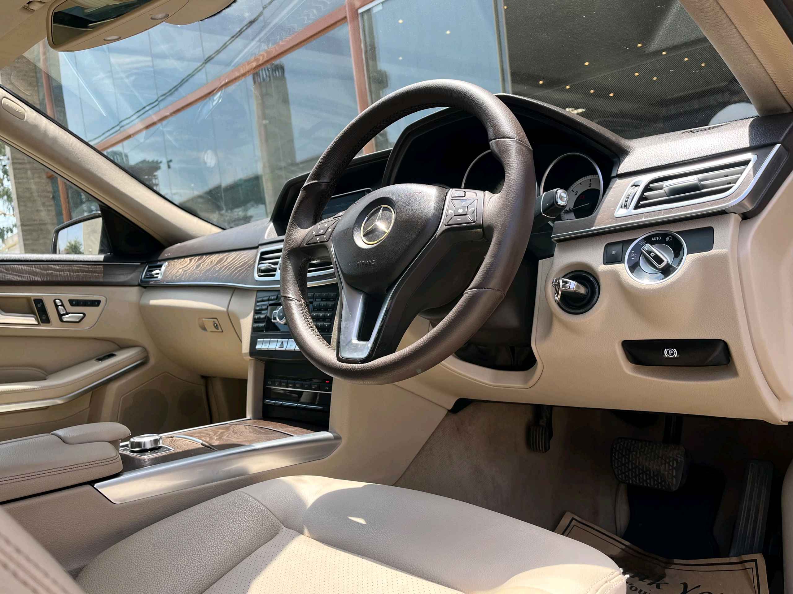 Mercedes Benz E Class photo 2