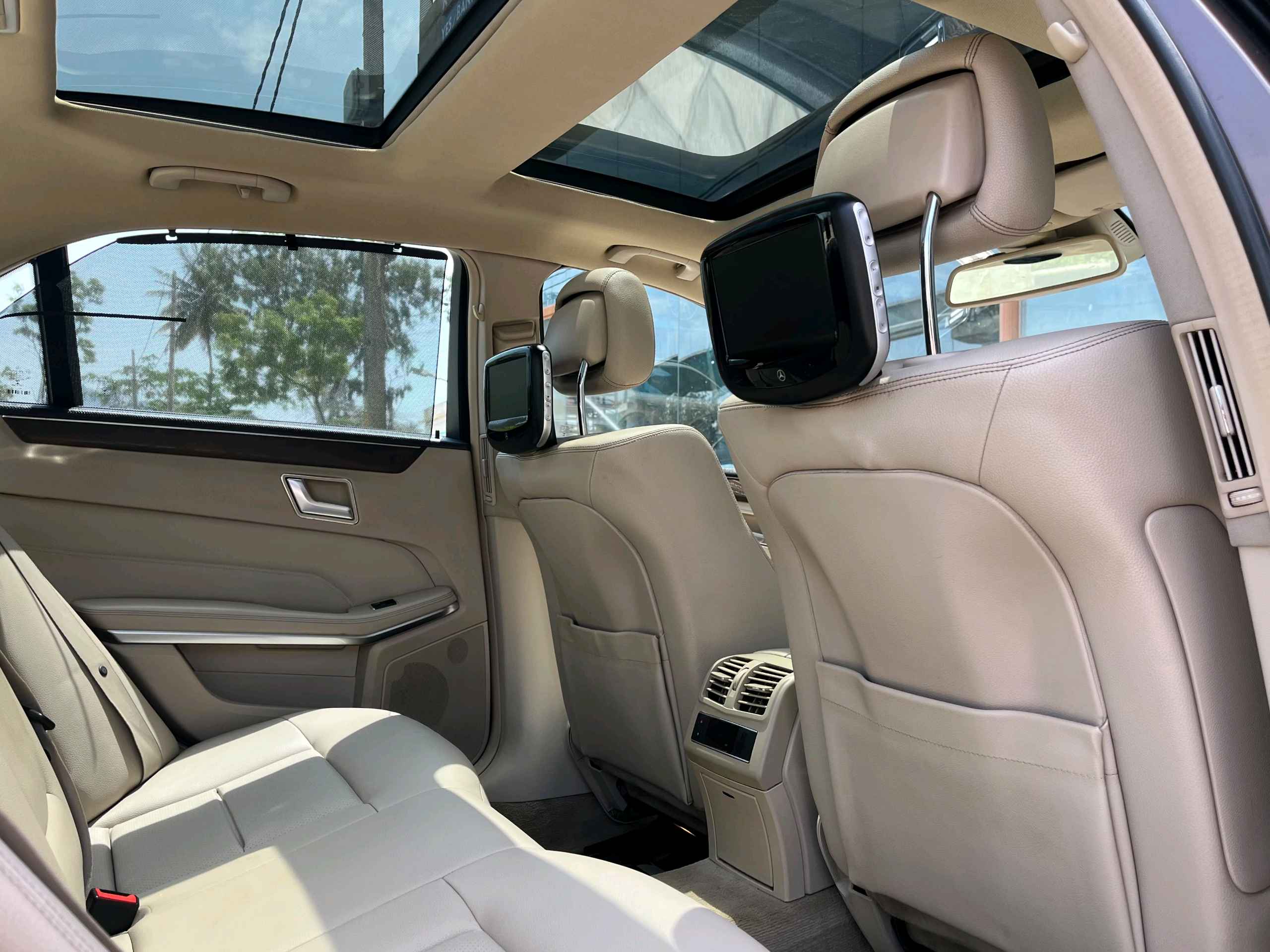 Mercedes Benz E Class photo 3