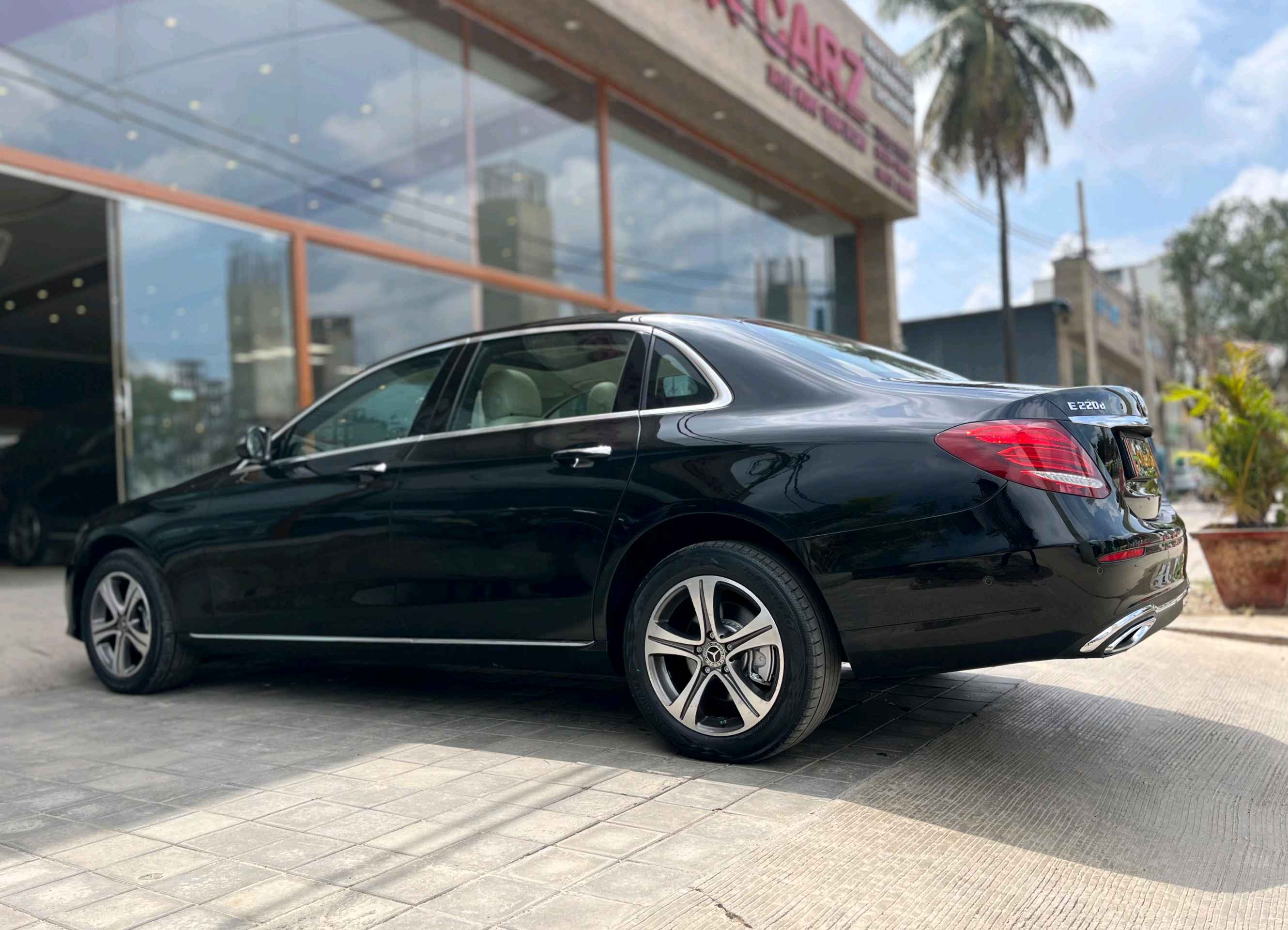 Mercedes Benz E Class Lwb photo 3