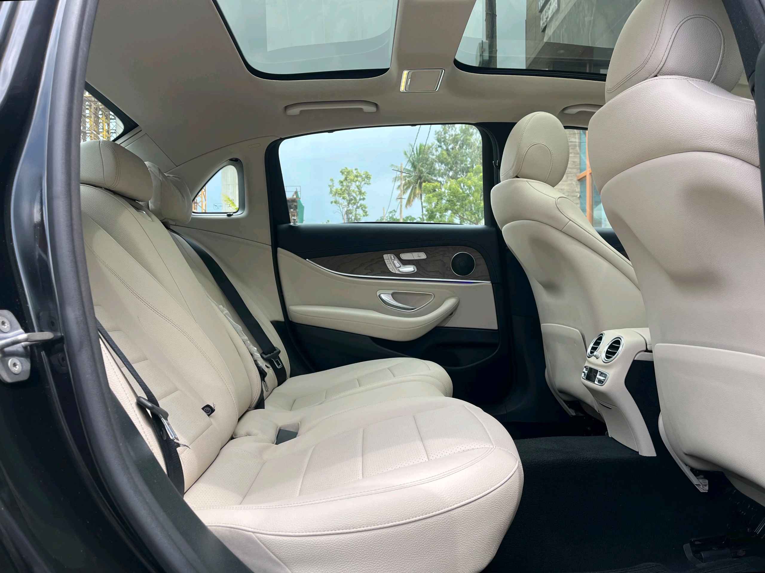 Mercedes Benz E Class Lwb photo 9