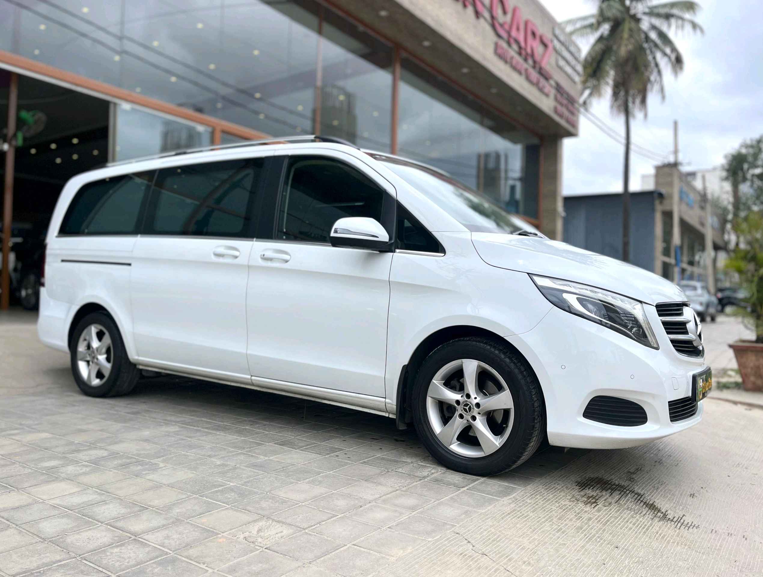 Mercedes Benz V Class photo 2