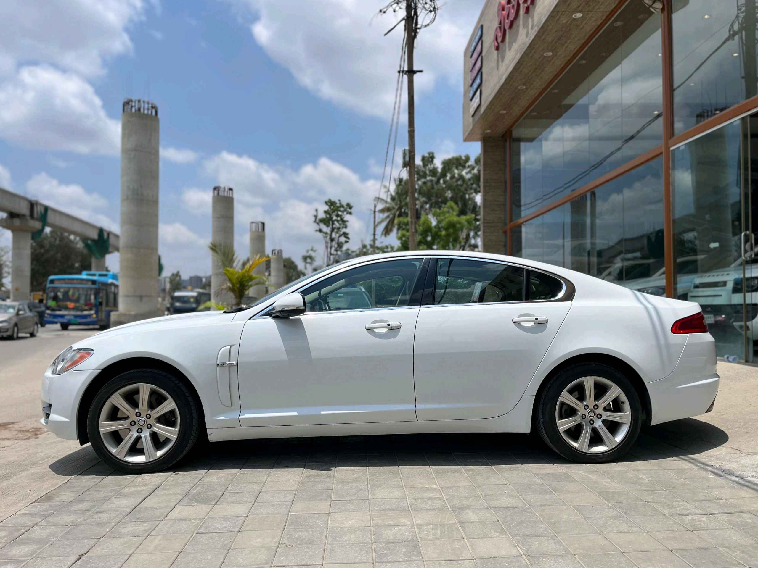 Jaguar Xf S photo 2