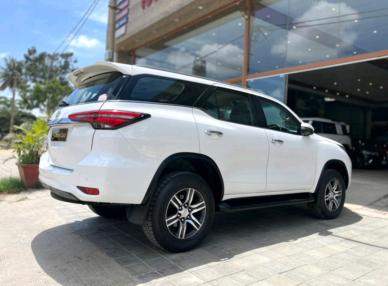 Toyota Fortuner photo 2