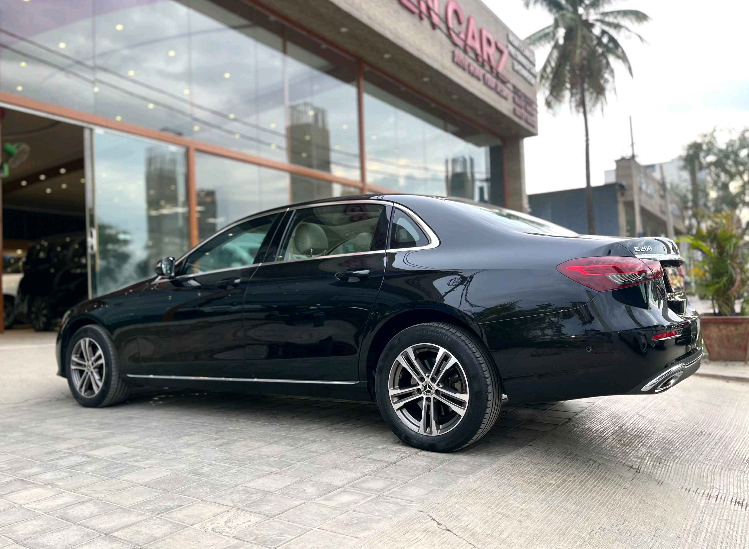Mercedes Benz E Class photo 3