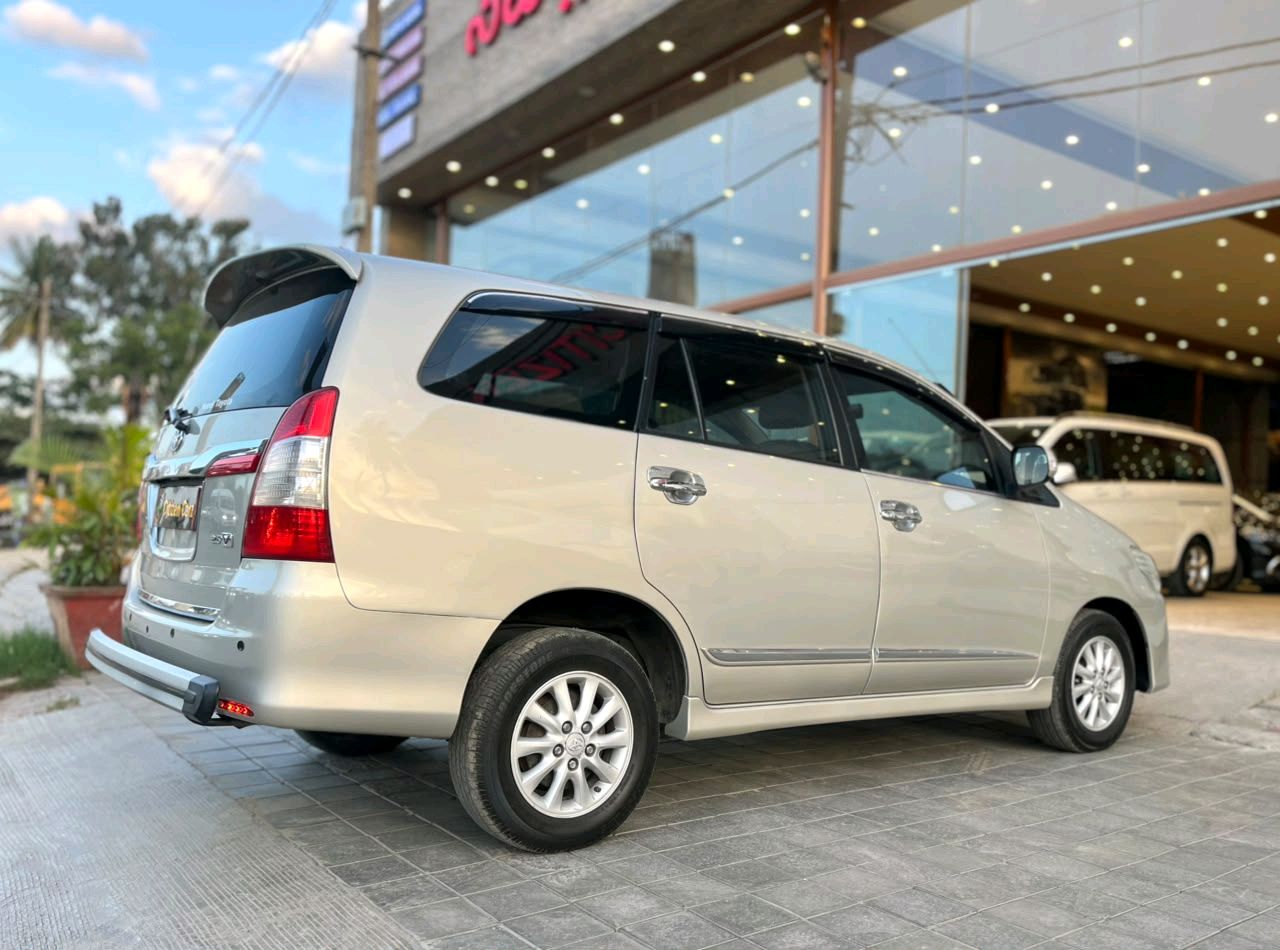 Toyota Innova photo 2