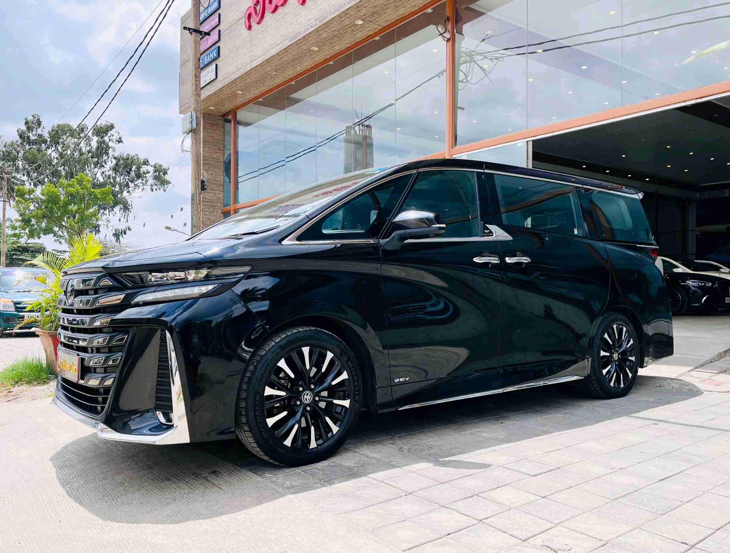 Toyota Vellfire photo 2
