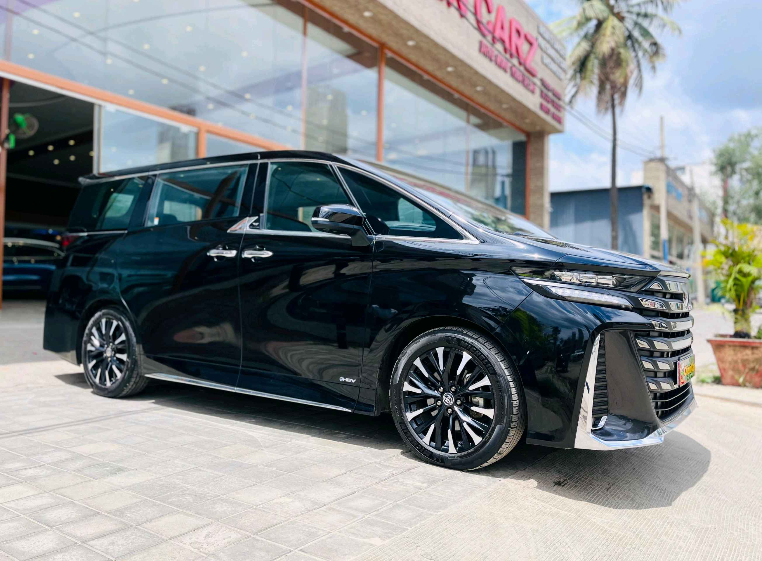 Toyota Vellfire photo 3