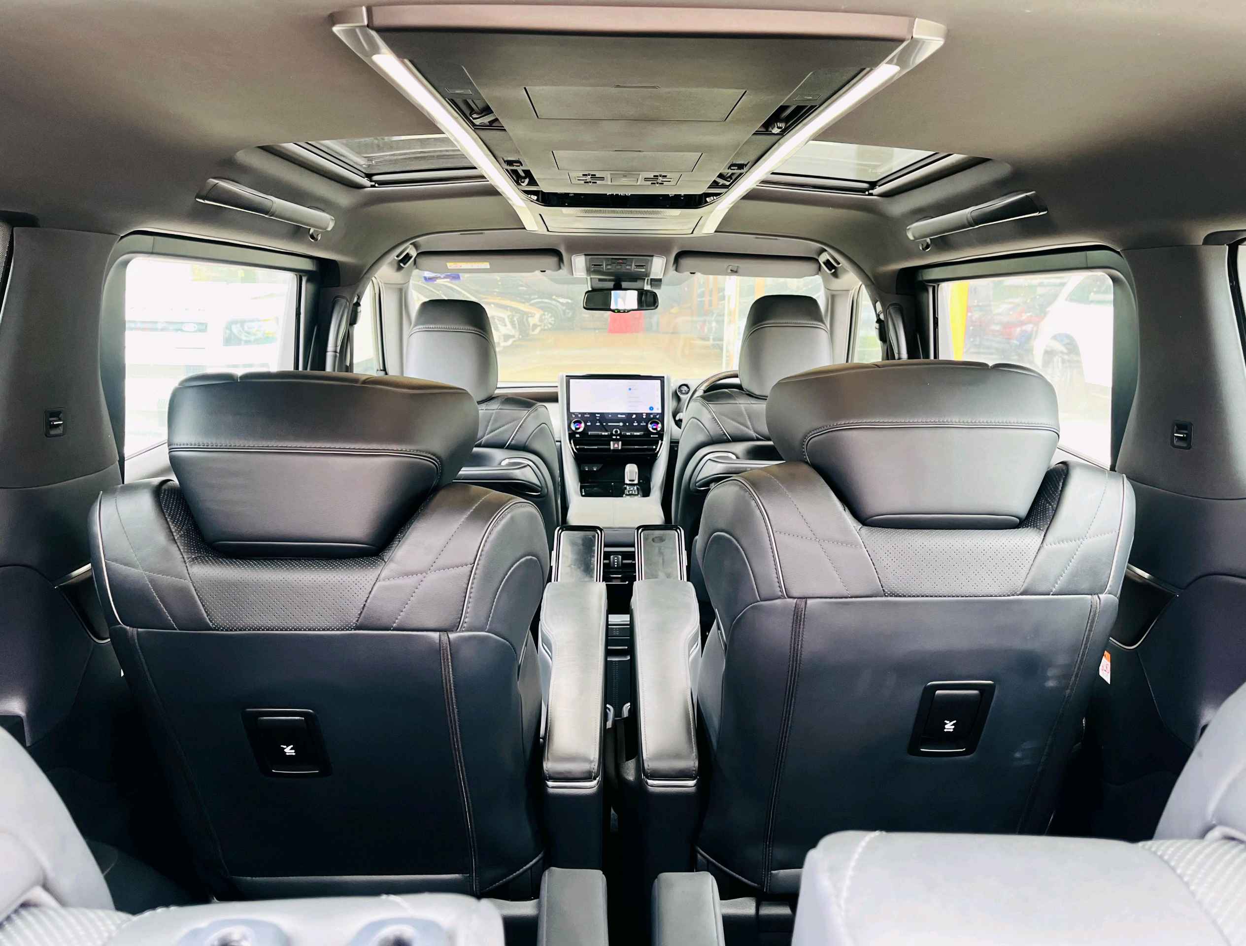Toyota Vellfire photo 9