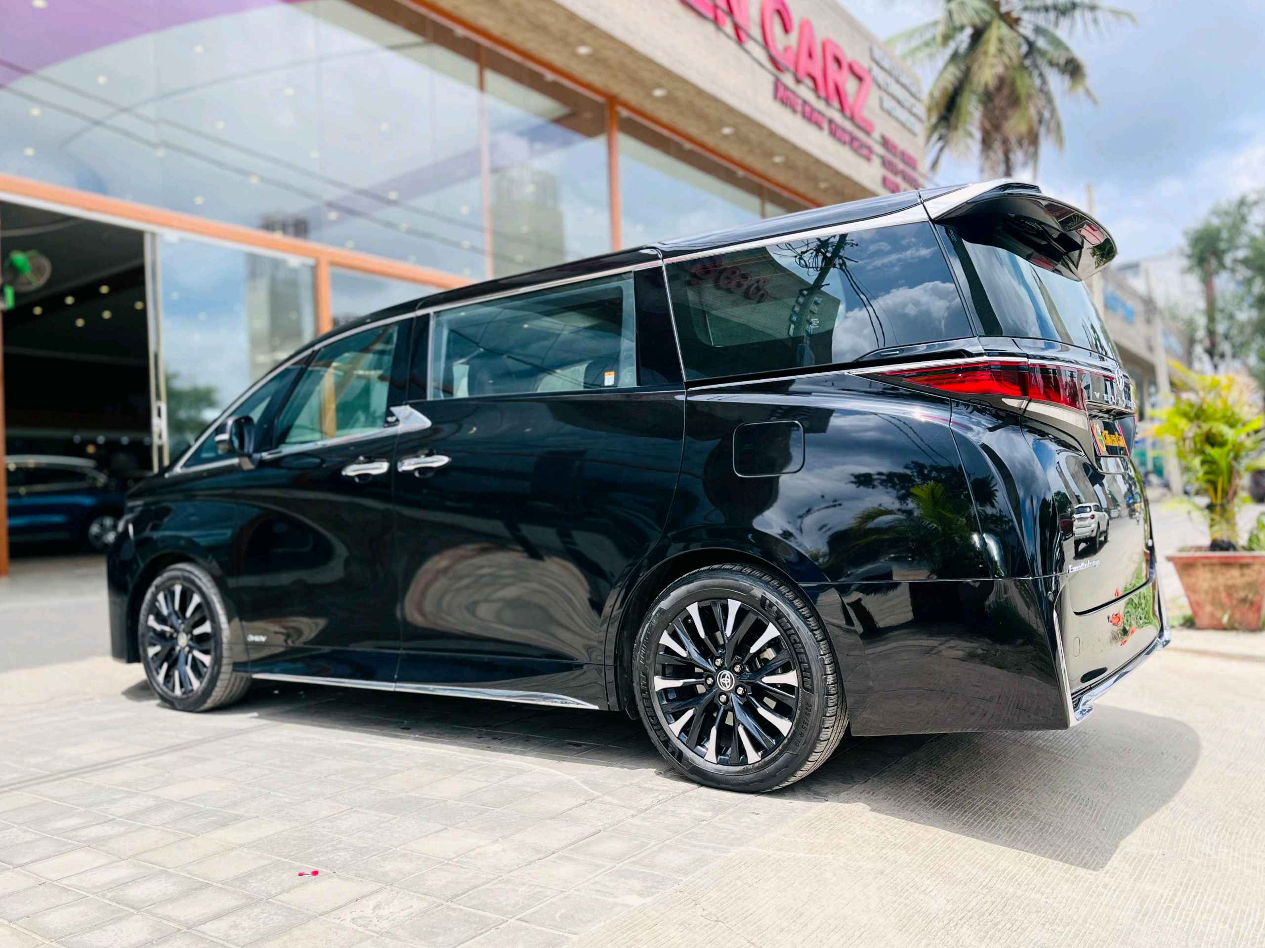 Toyota Vellfire photo 10