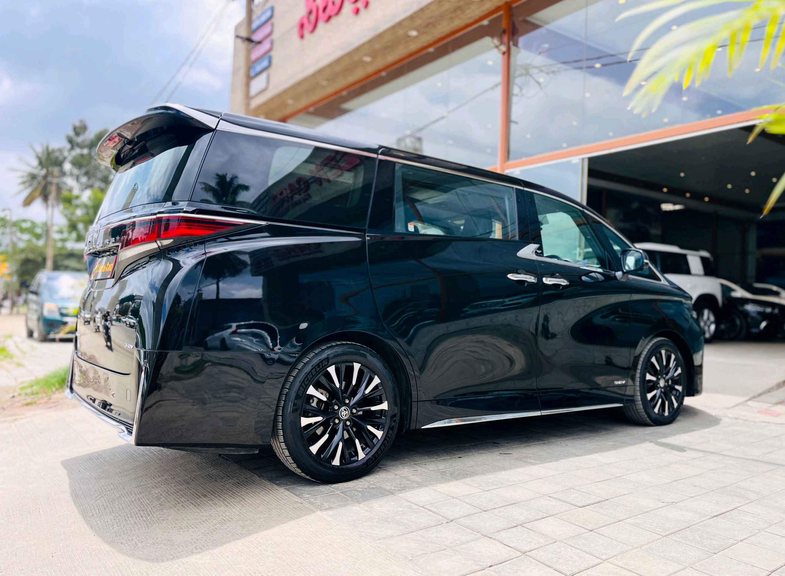 Toyota Vellfire photo 14