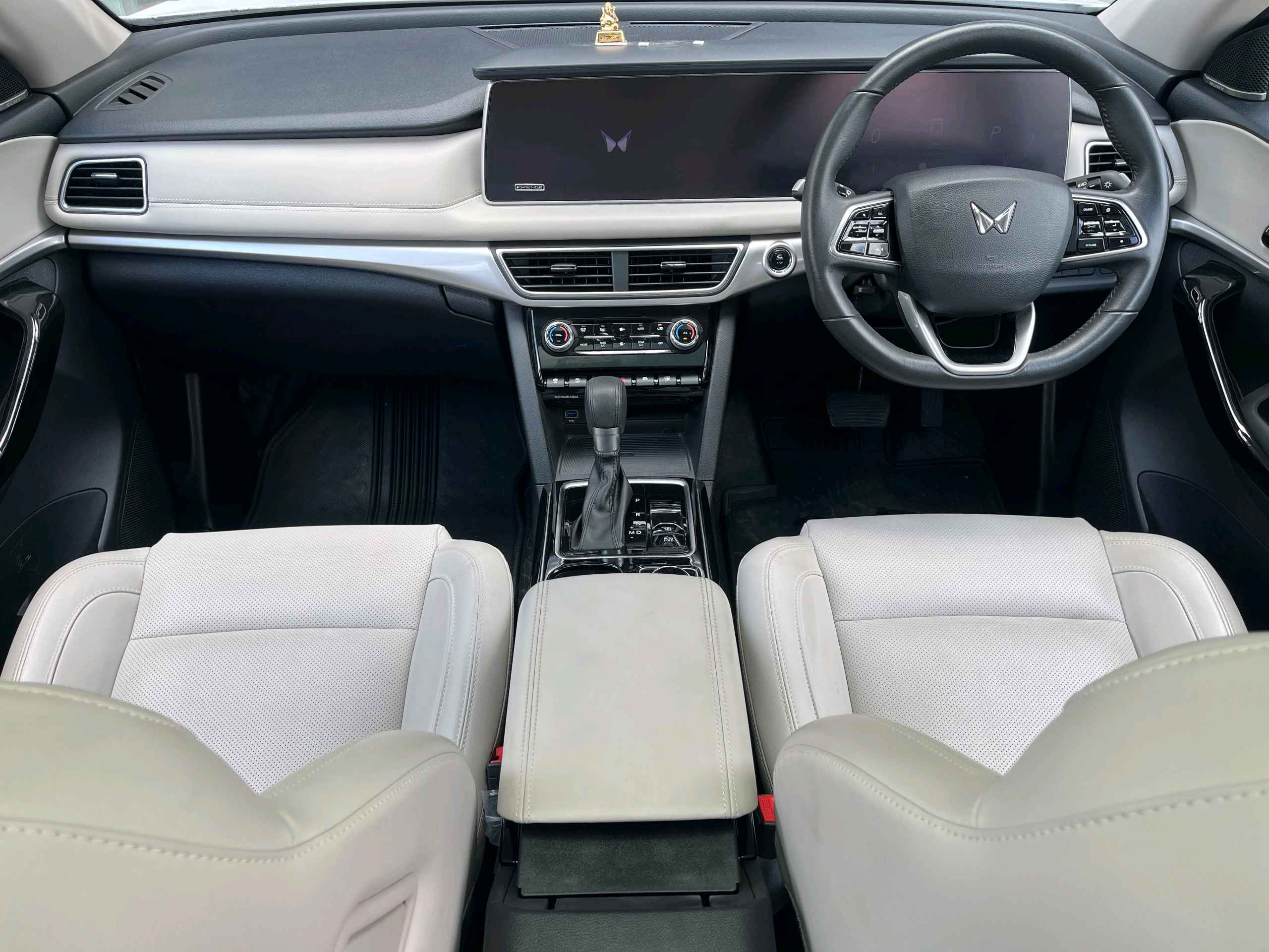 Mahindra Xuv700 photo 5