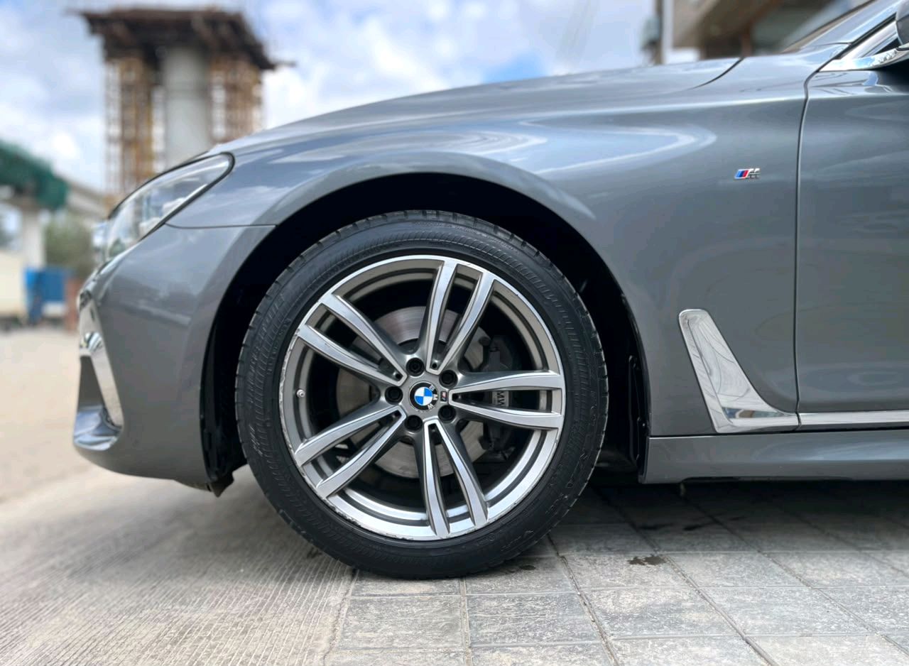 BMW 7 Series photo 2