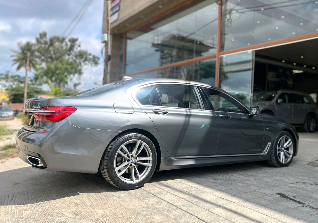 BMW 7 Series photo 3