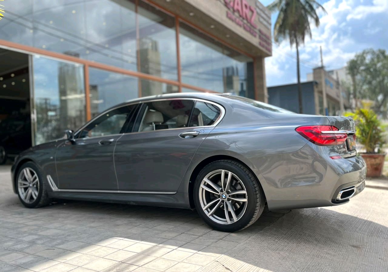 BMW 7 Series photo 7