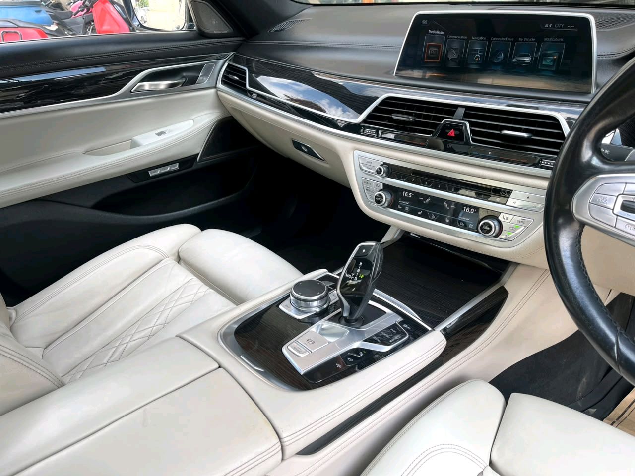 BMW 7 Series photo 8