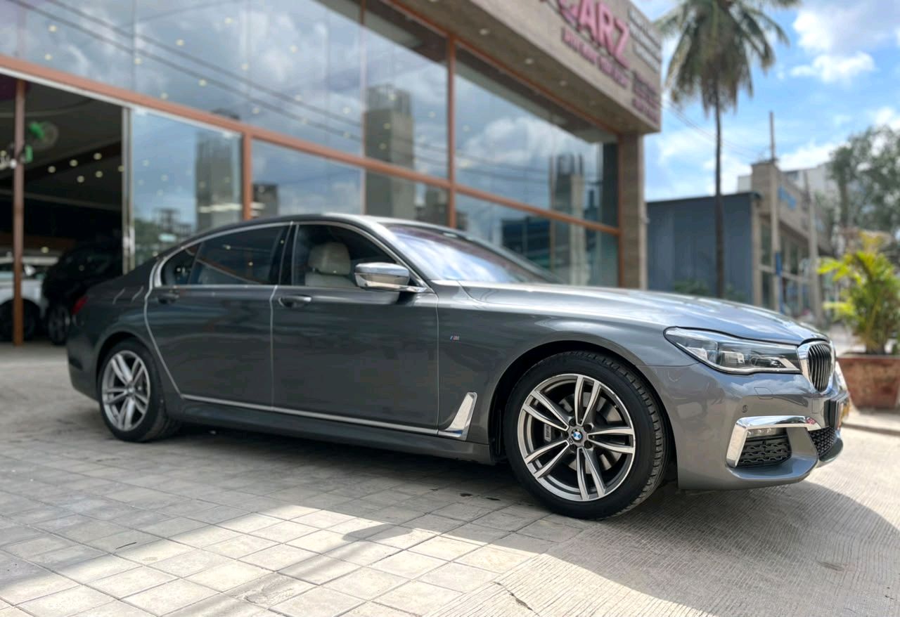 BMW 7 Series photo 10