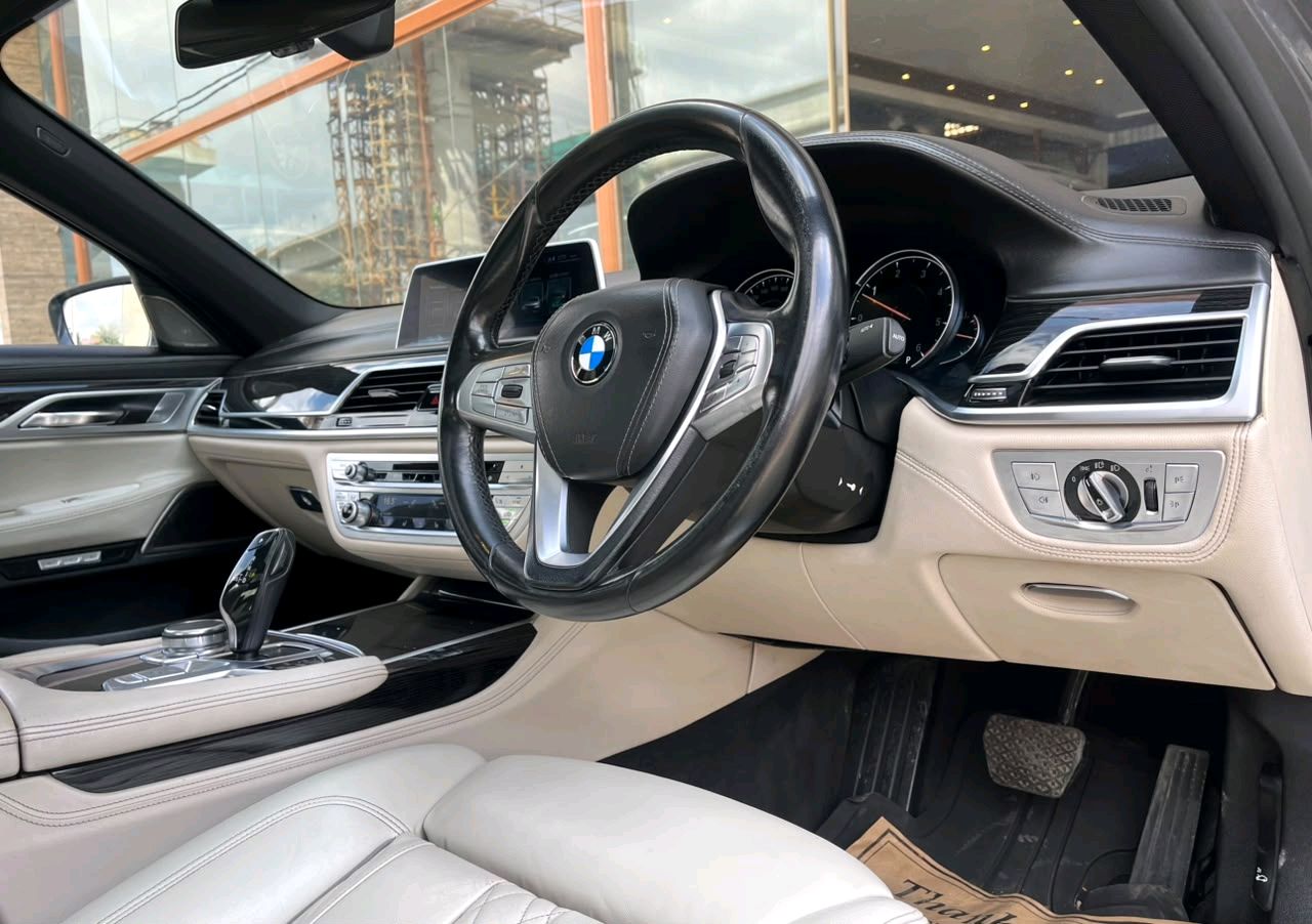 BMW 7 Series photo 11