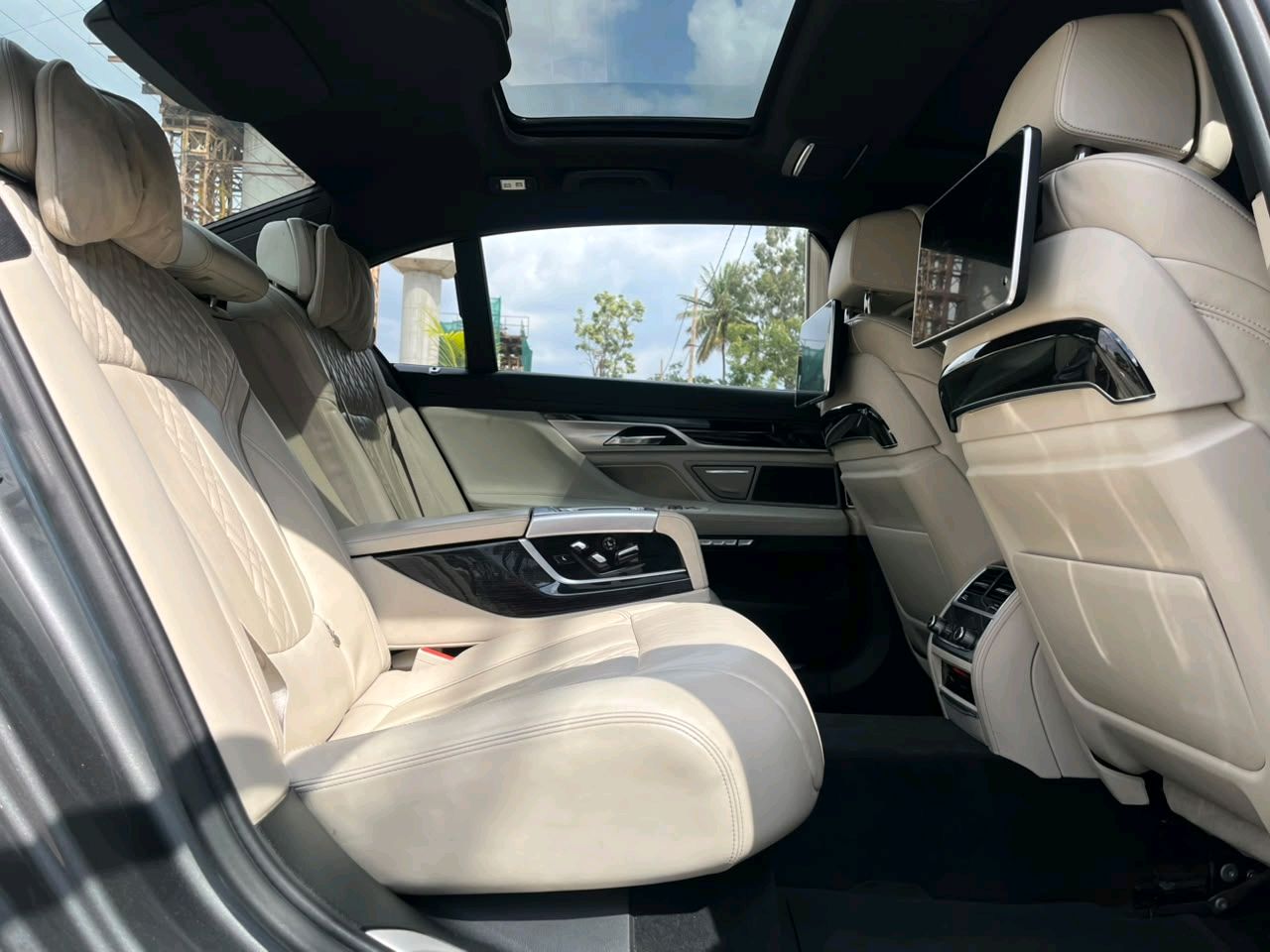 BMW 7 Series photo 12