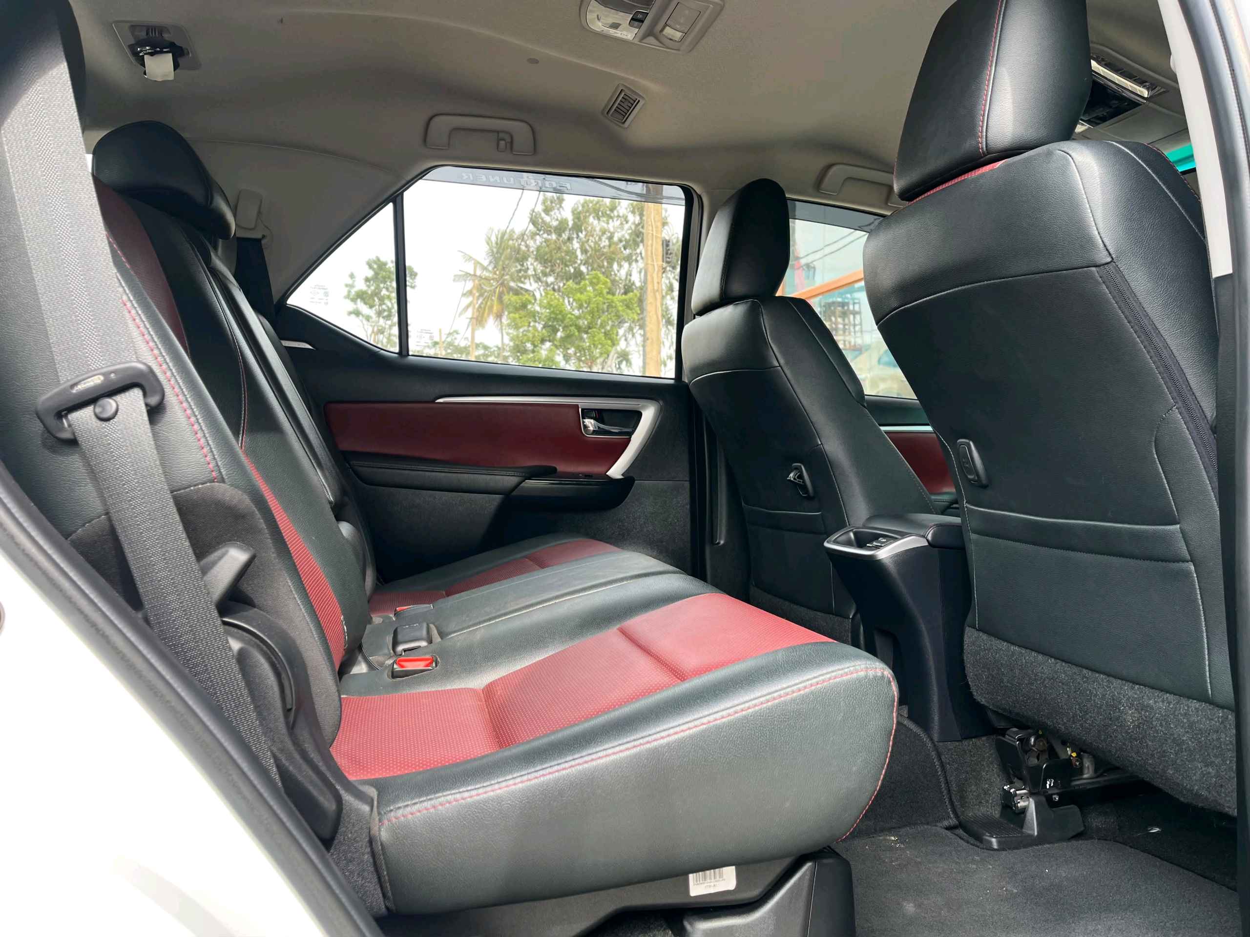 Toyota Fortuner Legender photo 3