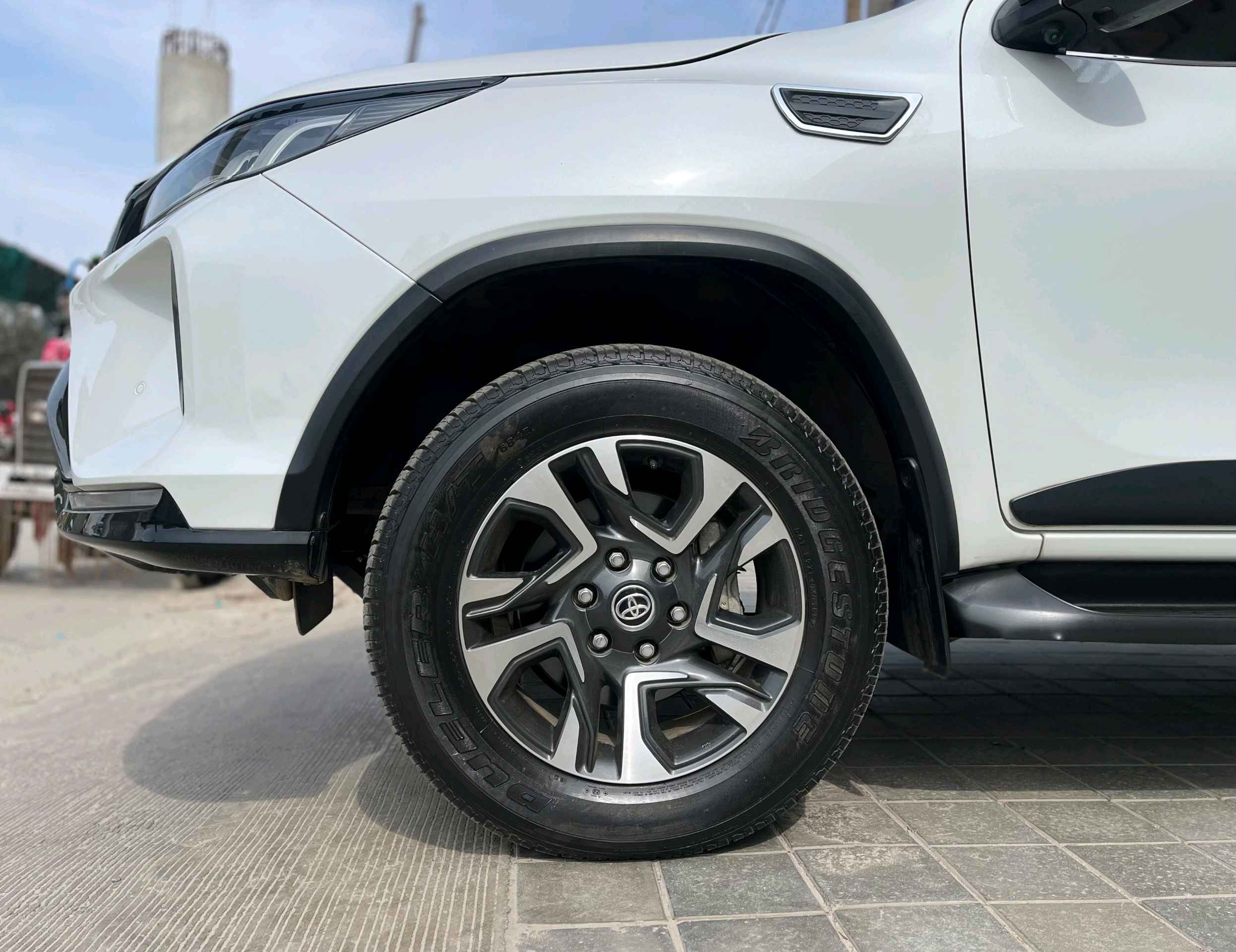 Toyota Fortuner Legender photo 4