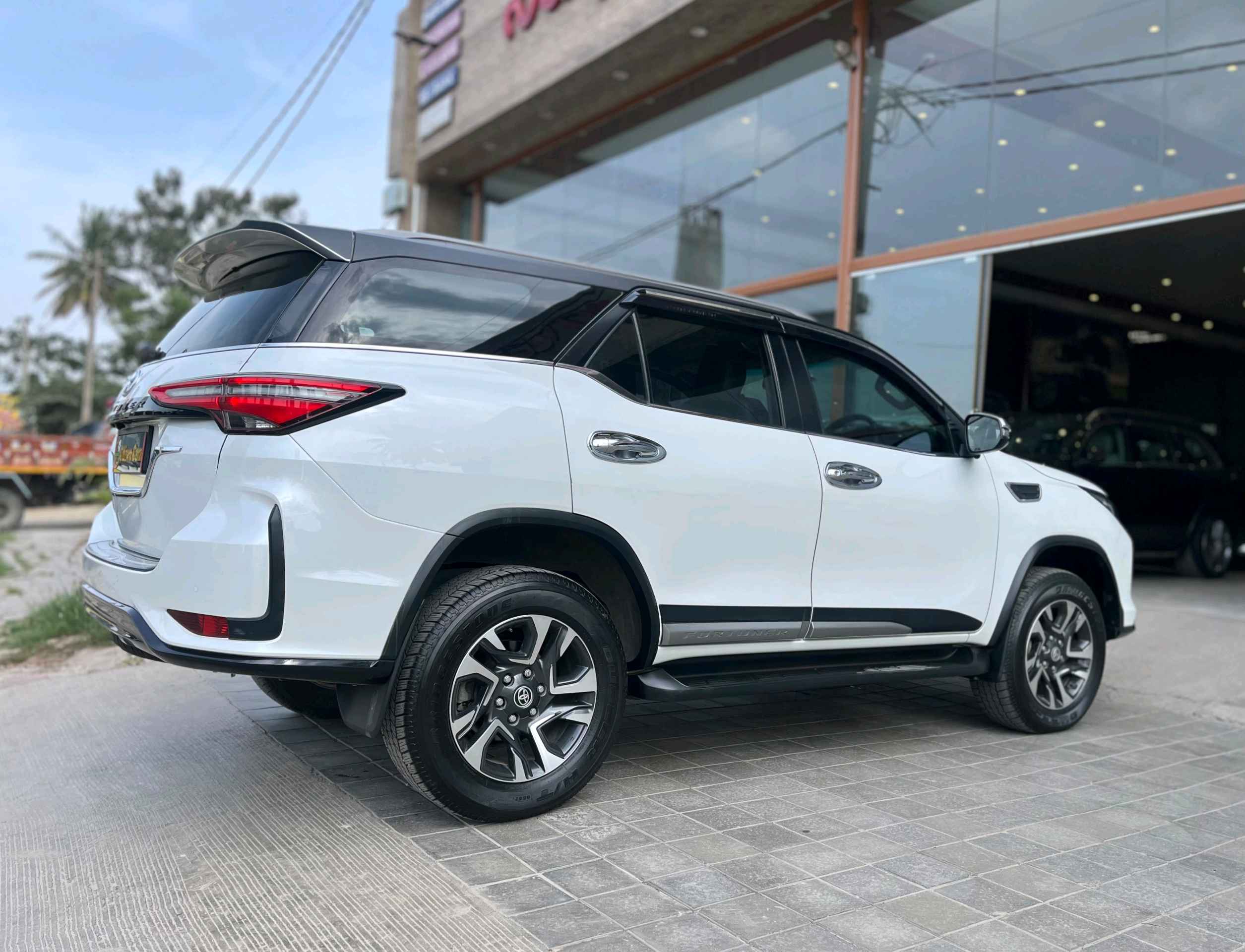 Toyota Fortuner Legender photo 8