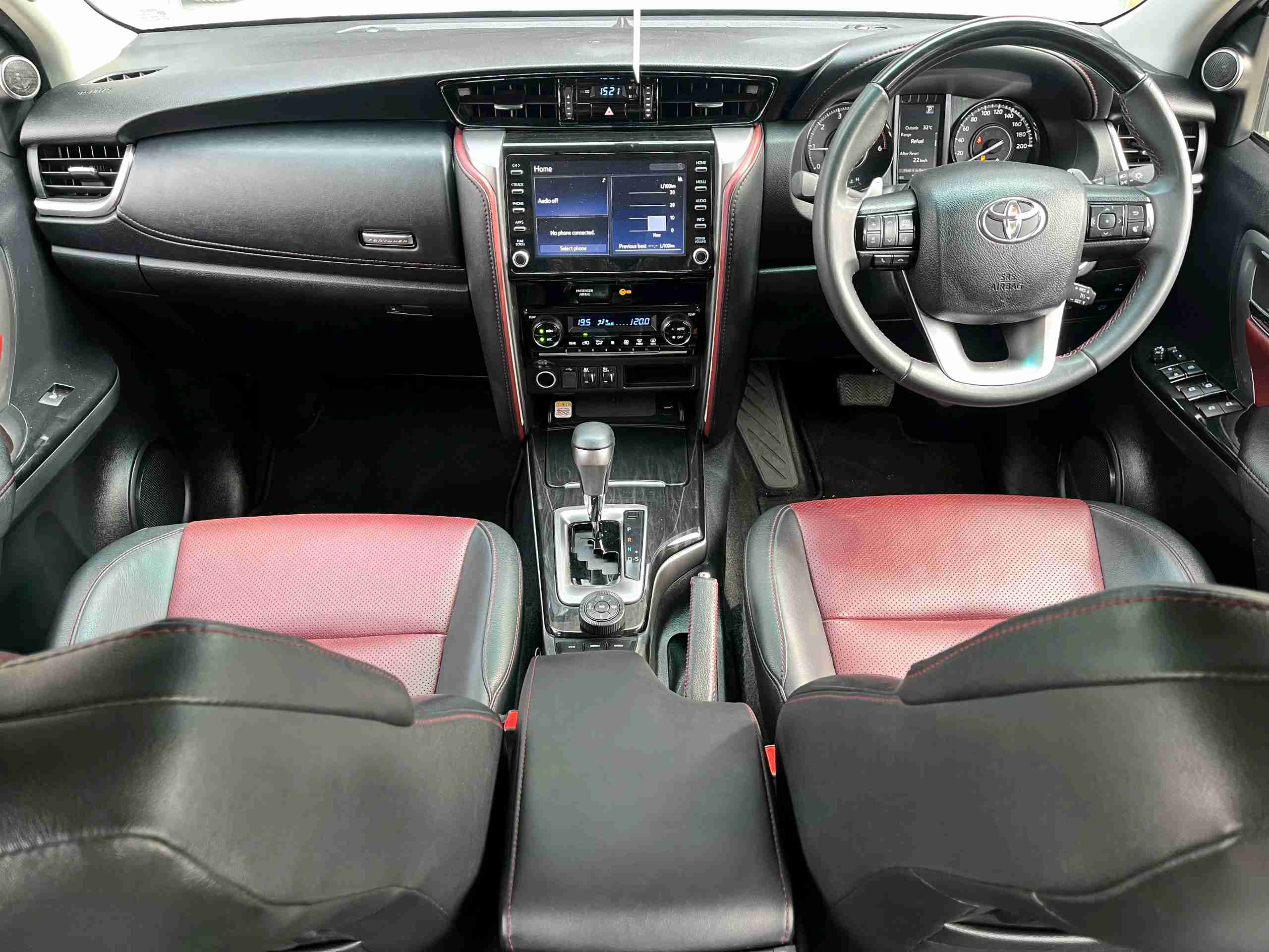 Toyota Fortuner Legender photo 13