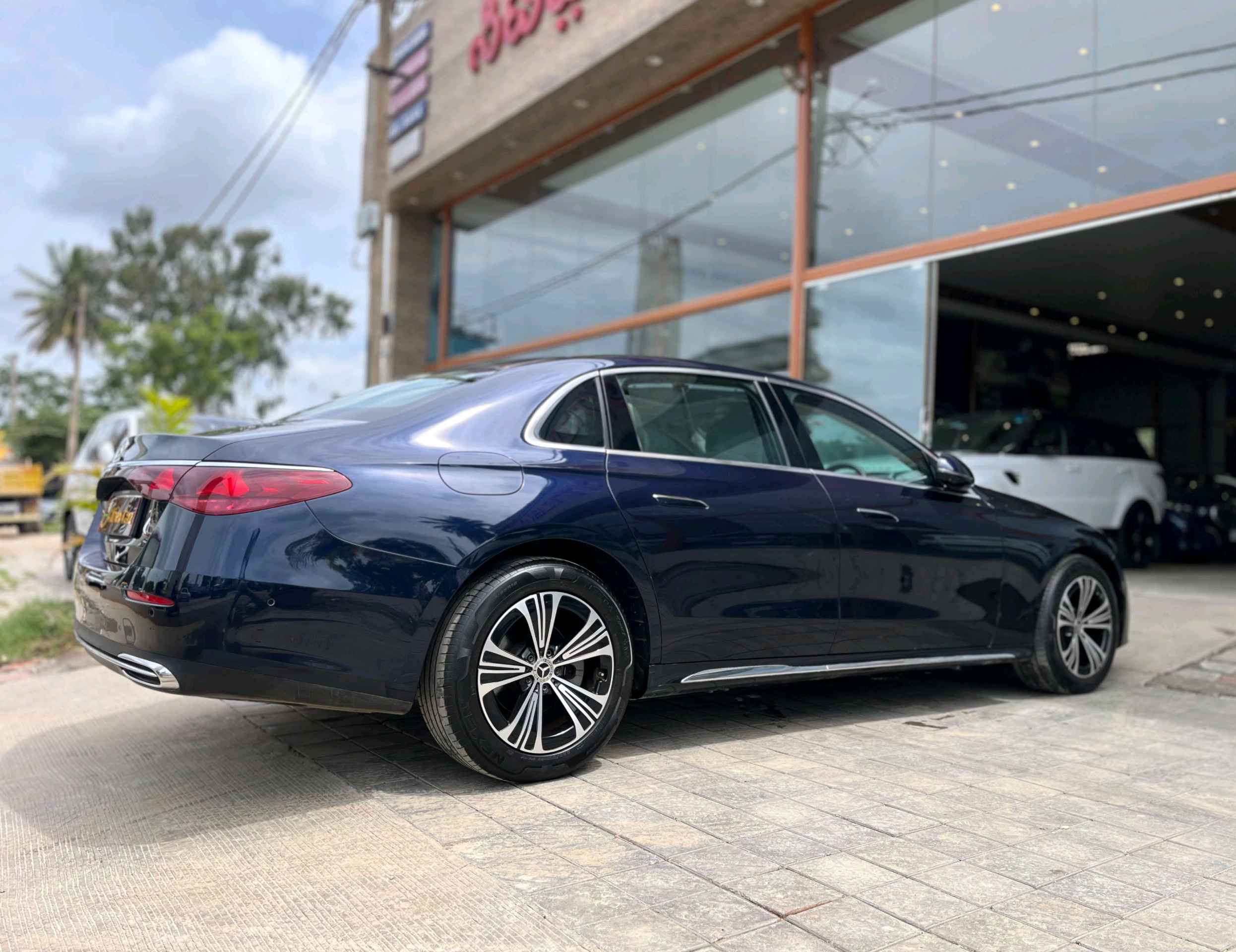 Mercedes Benz E Class Lwb photo 3
